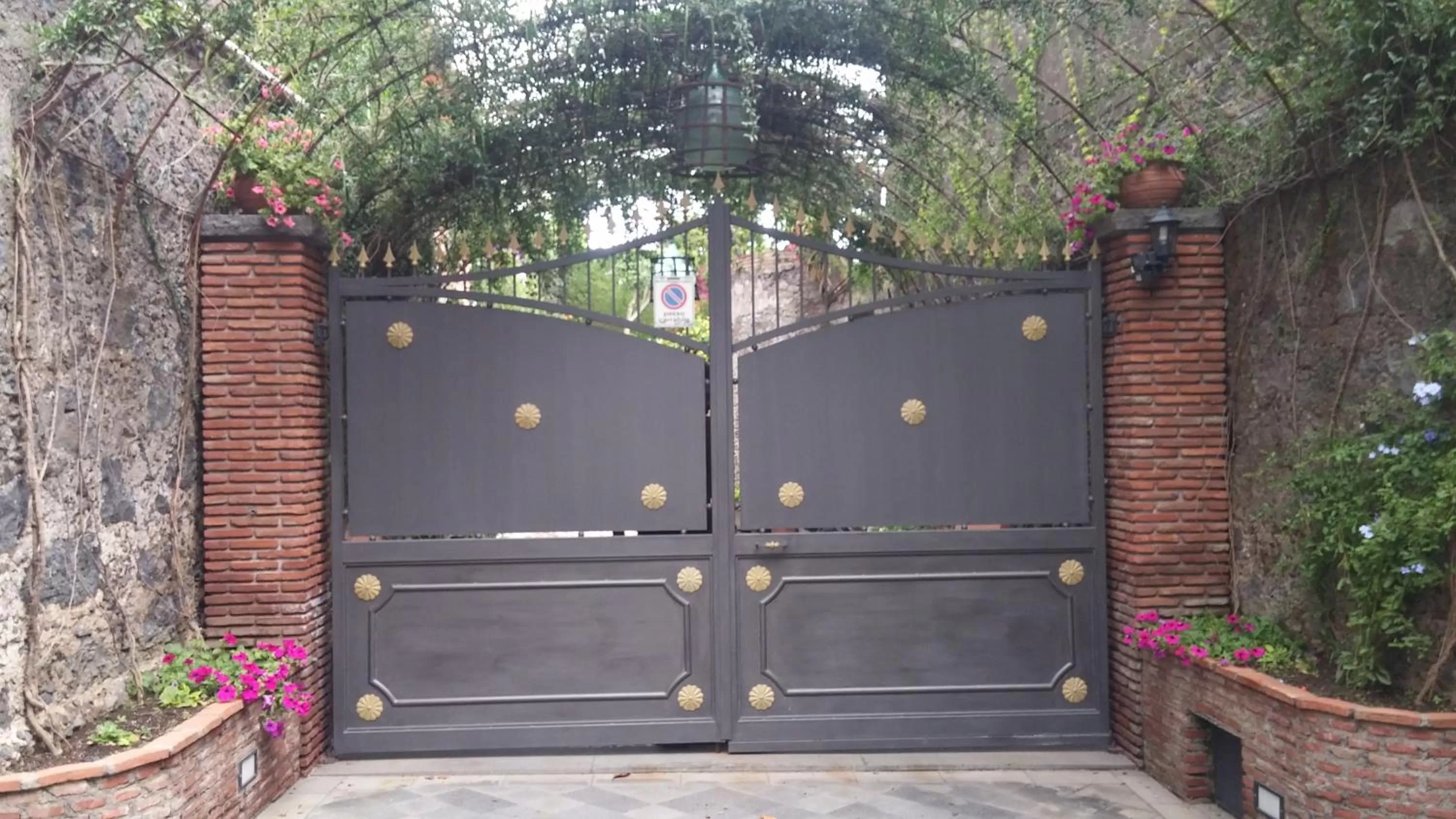 Facade/entrance, Patio/Outdoor Area in Etma