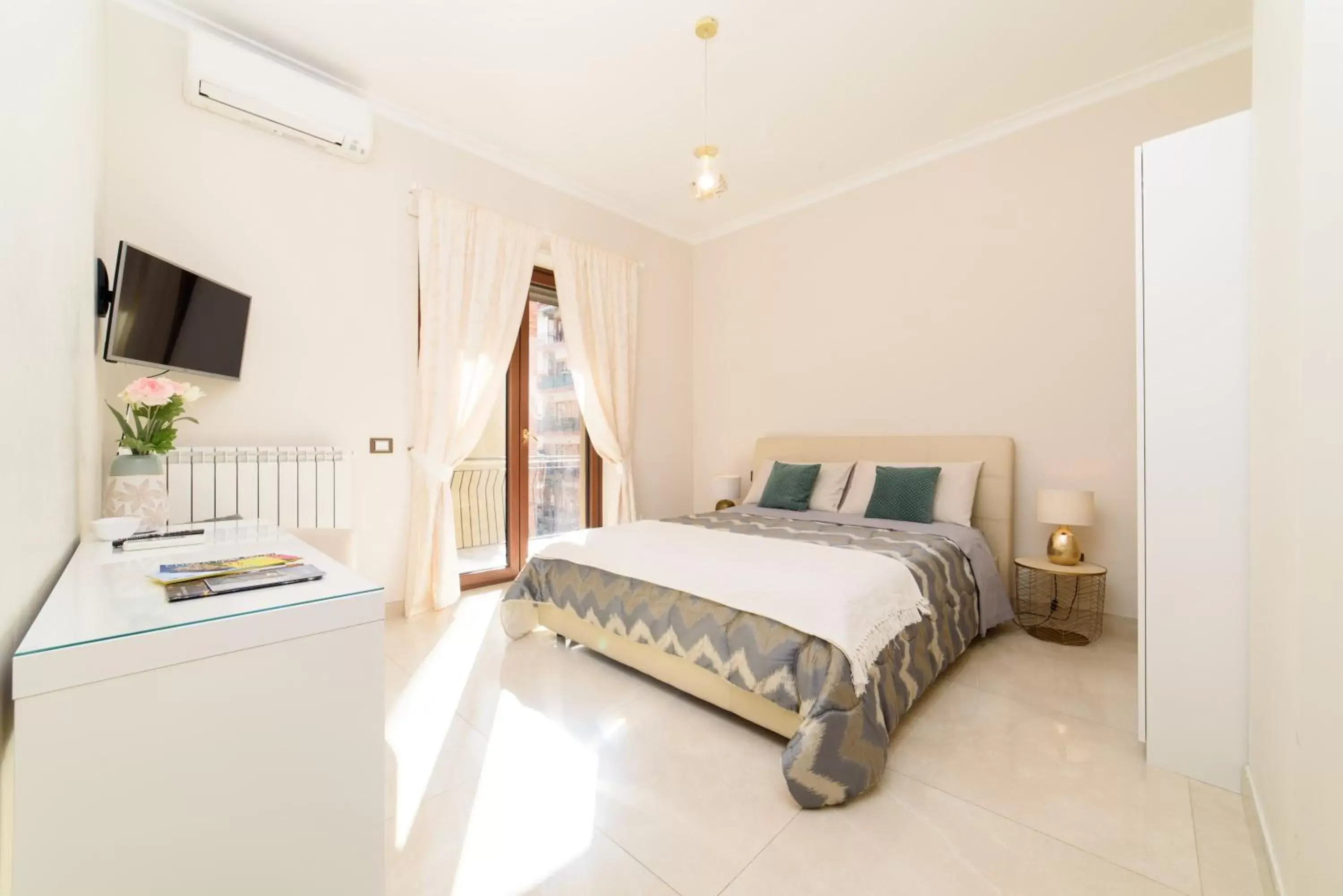 Photo of the whole room, Bed in HomeAway Salerno