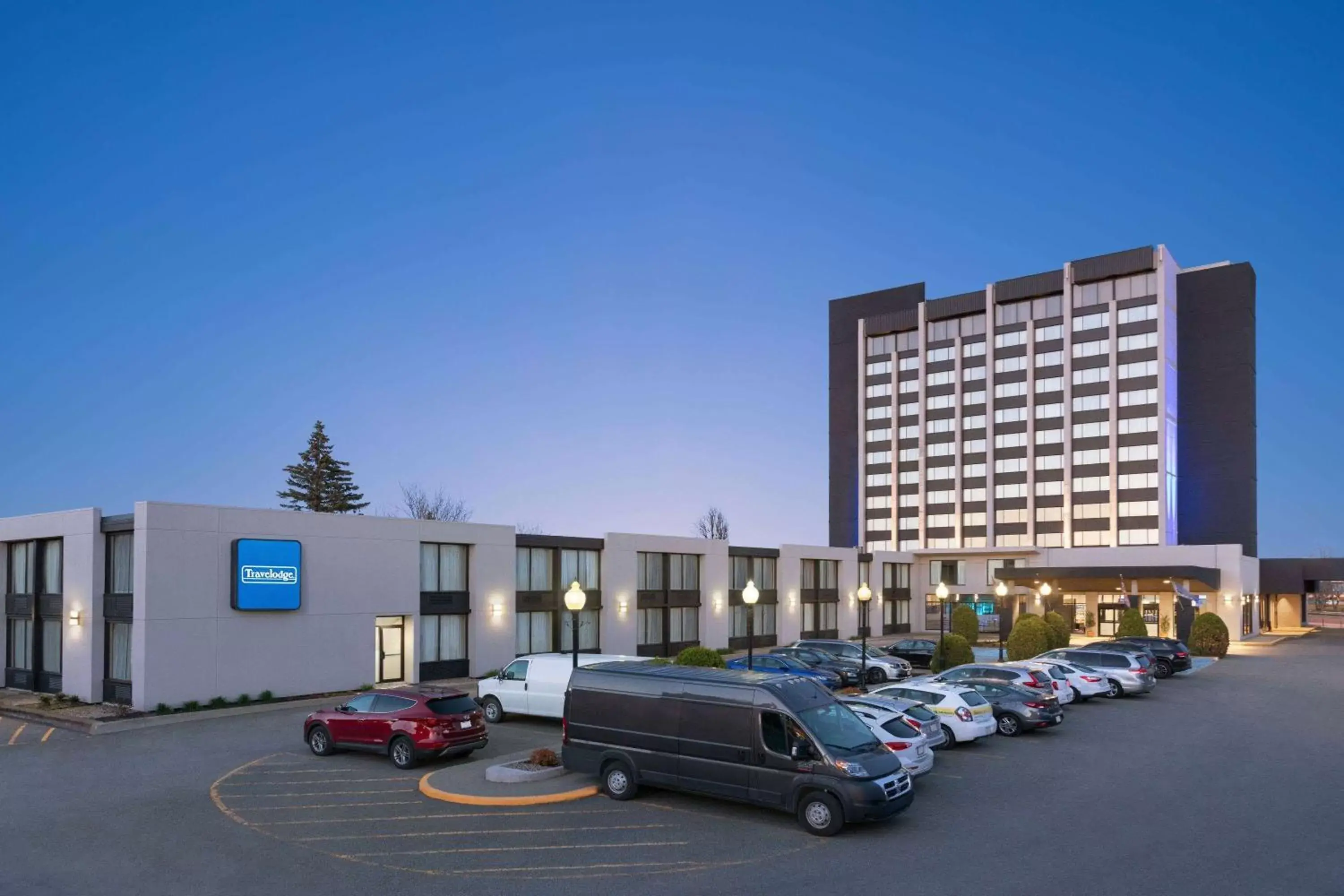 Property Building in Travelodge by Wyndham Quebec City Hotel & Convention Centre