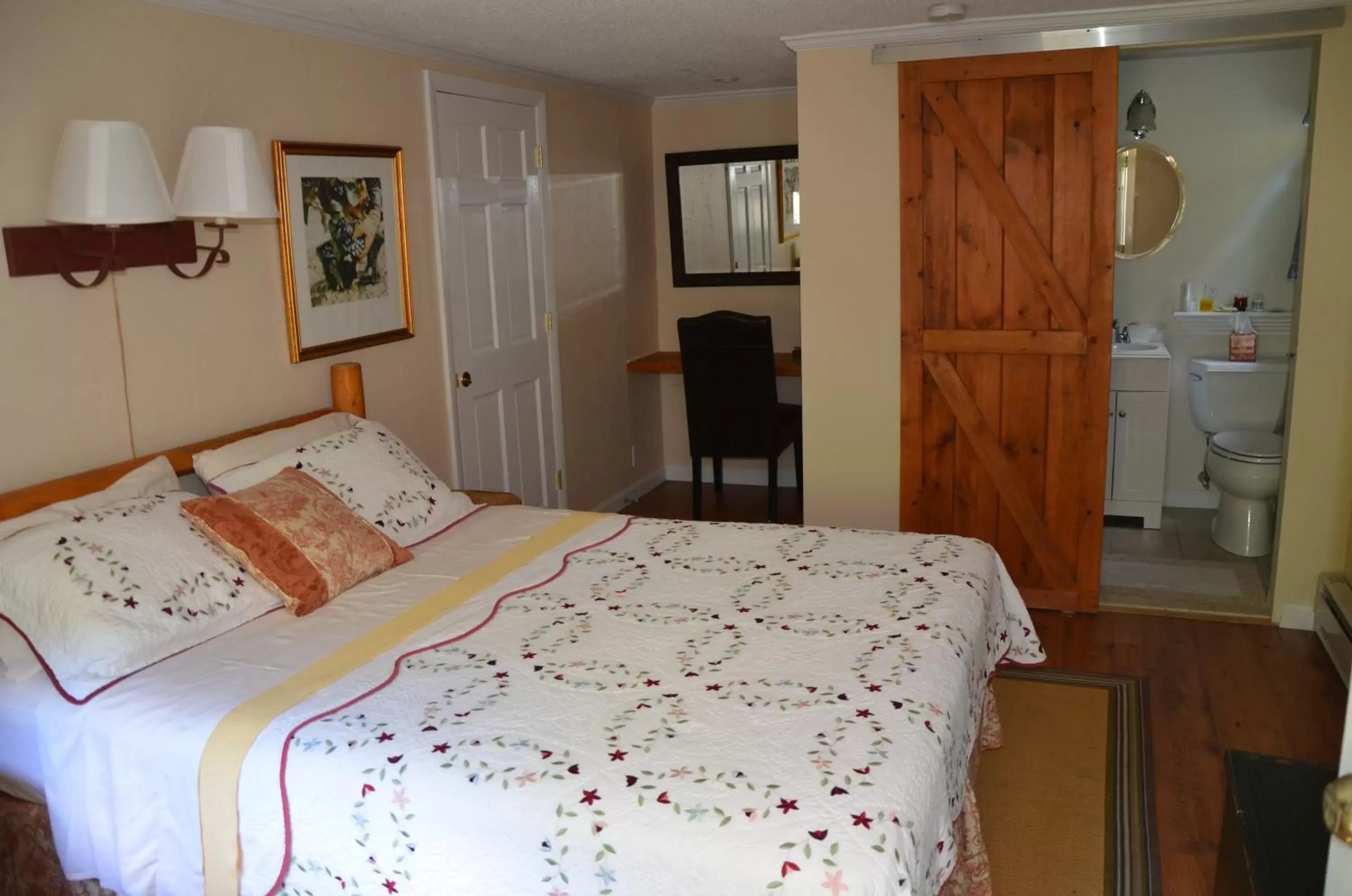 Photo of the whole room, Bed in Cornwall Inn