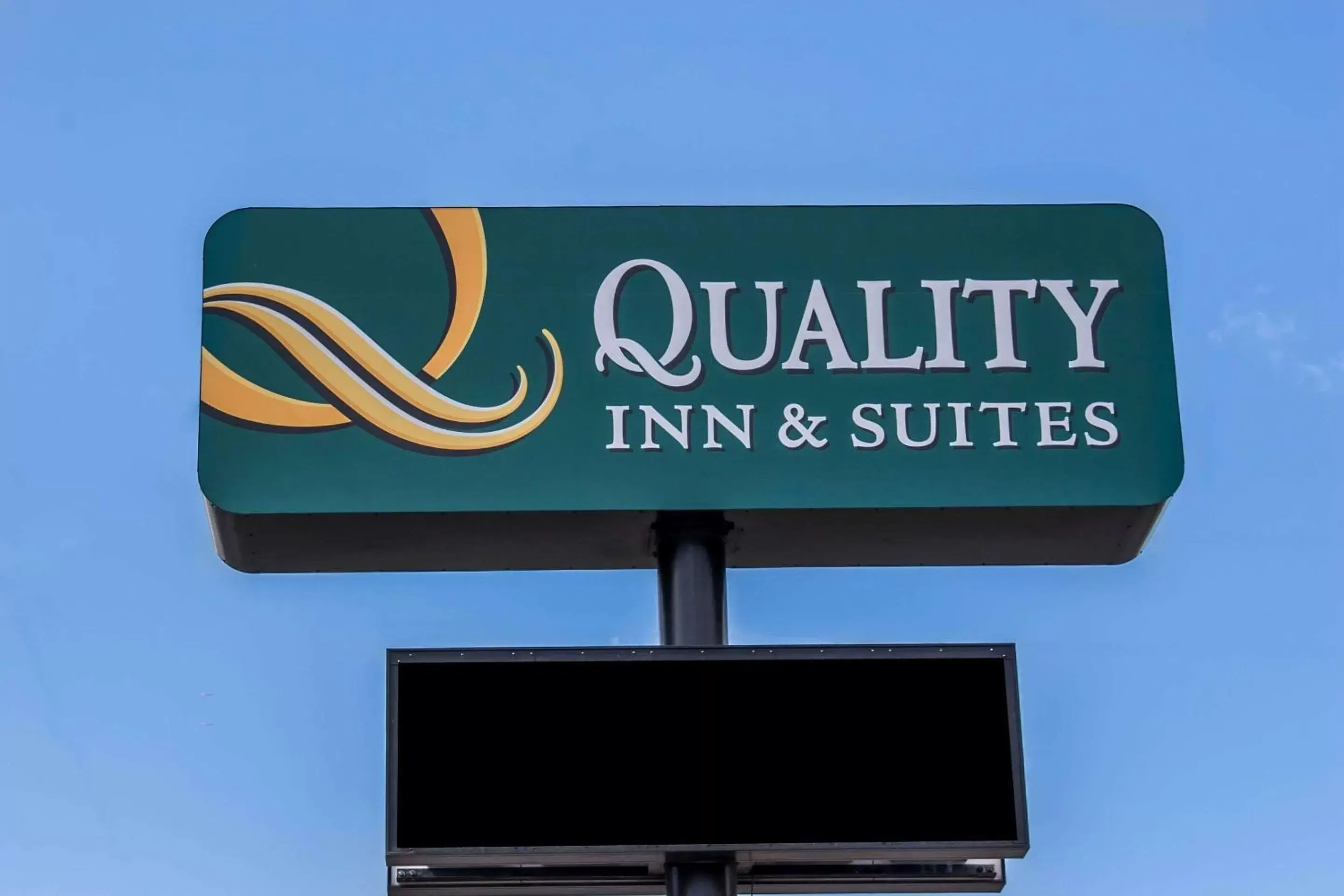 Property building in Quality Inn & Suites Fife Seattle Property building in Quality Inn & Suites Fife Seattle