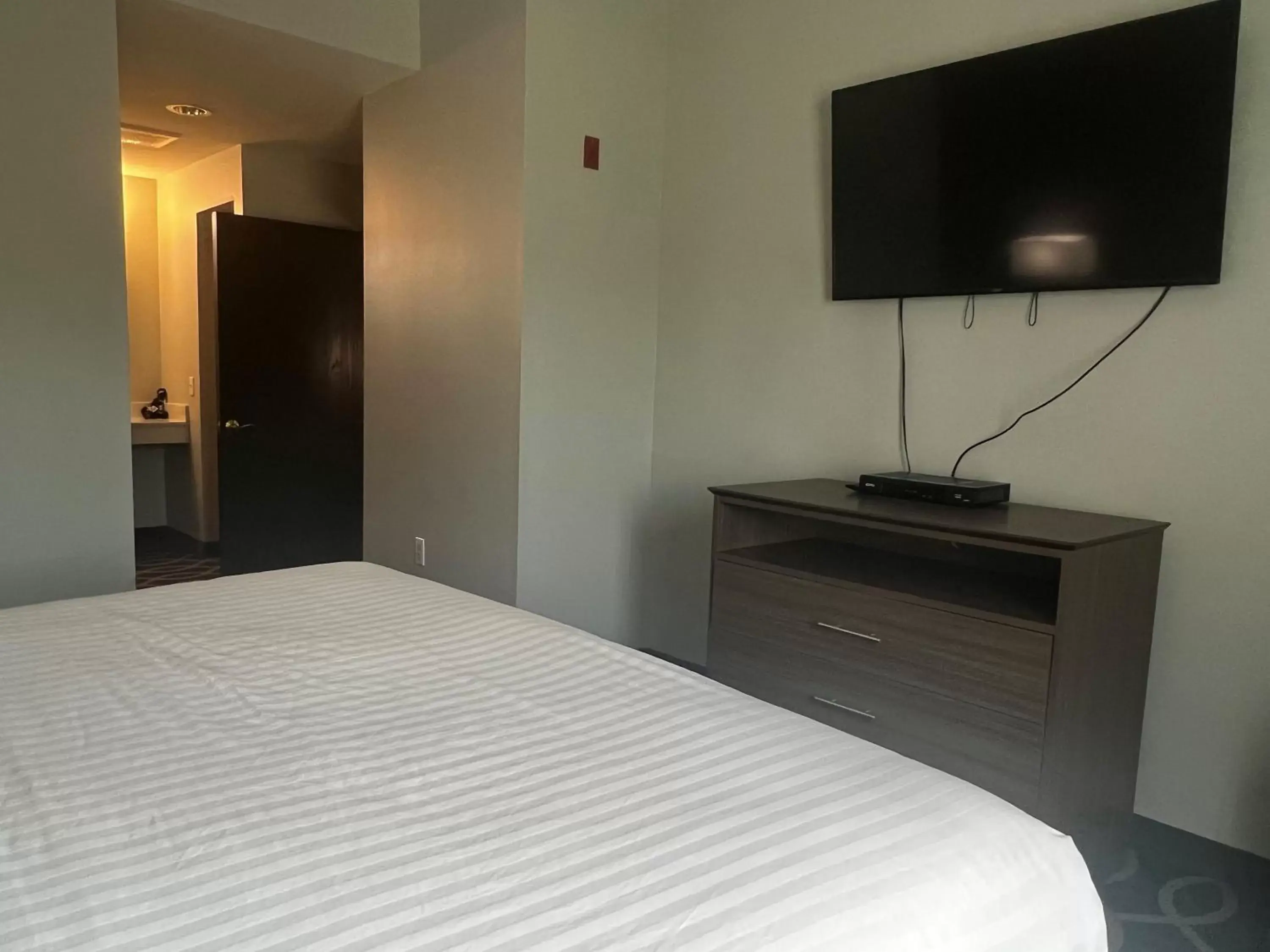 Bedroom, TV/Entertainment Center in Wingate by Wyndham Humble/Houston Intercontinental Airport