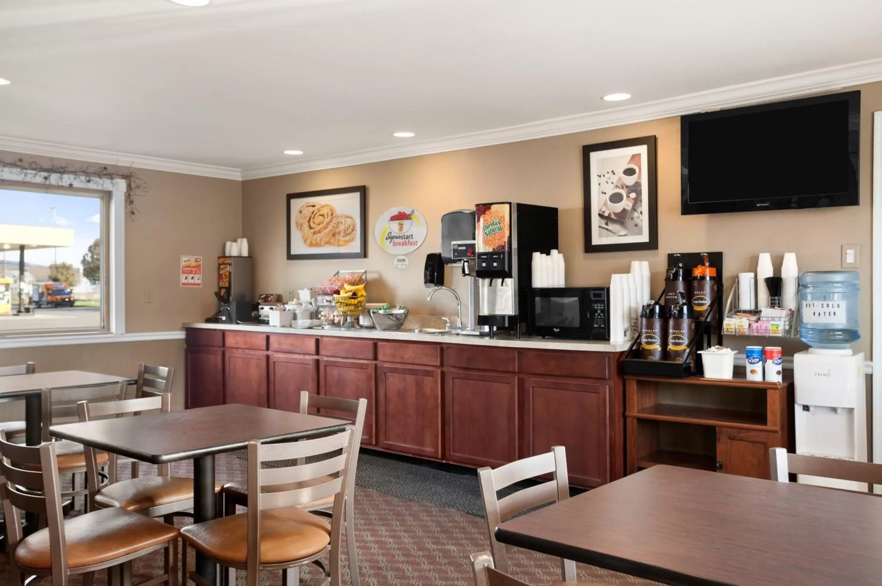 Lounge or bar, Restaurant/Places to Eat in Super 8 by Wyndham Mifflinville Near Bloomsburg