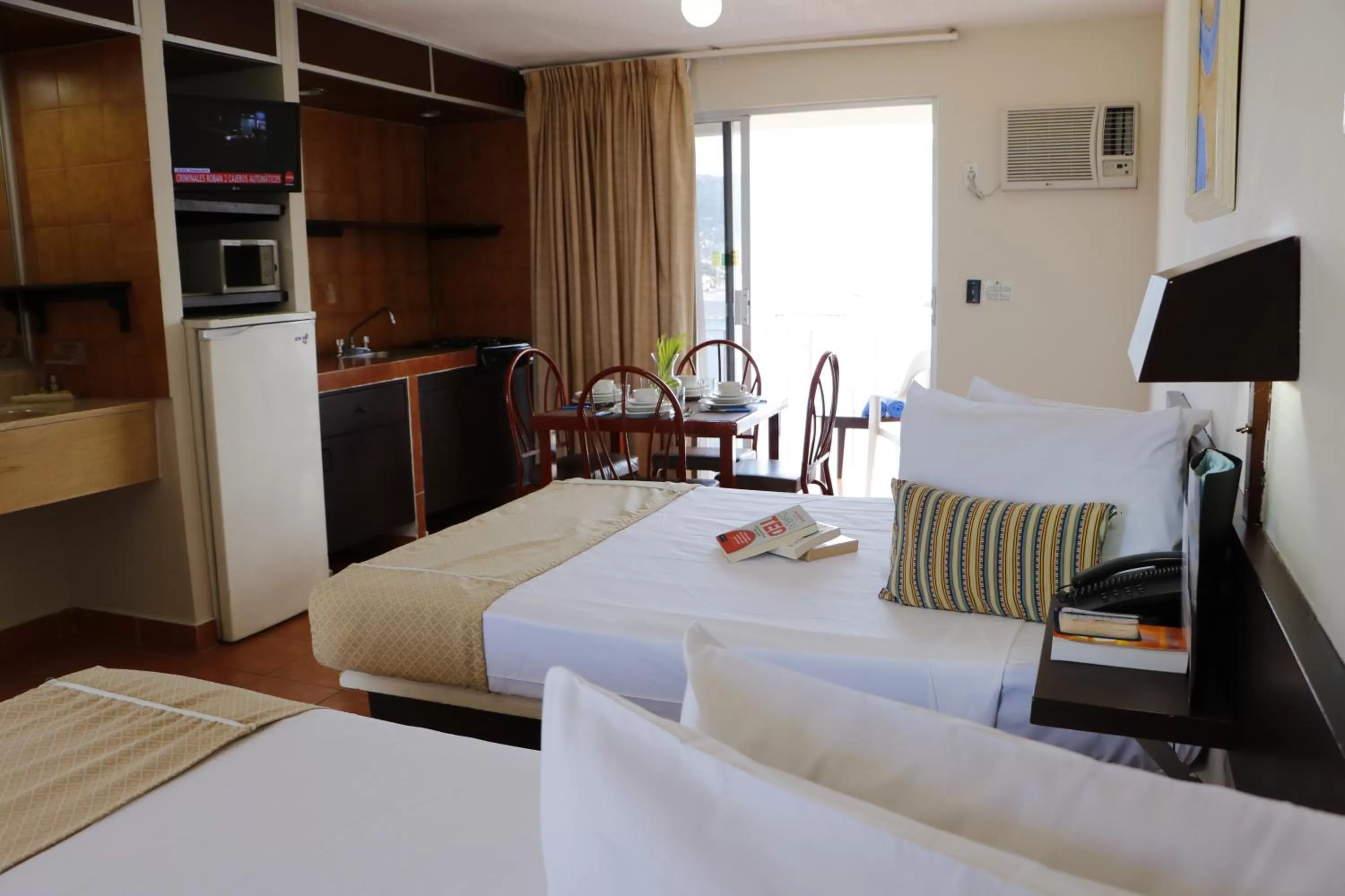 Photo of the whole room, Bed in Alba Suites Acapulco