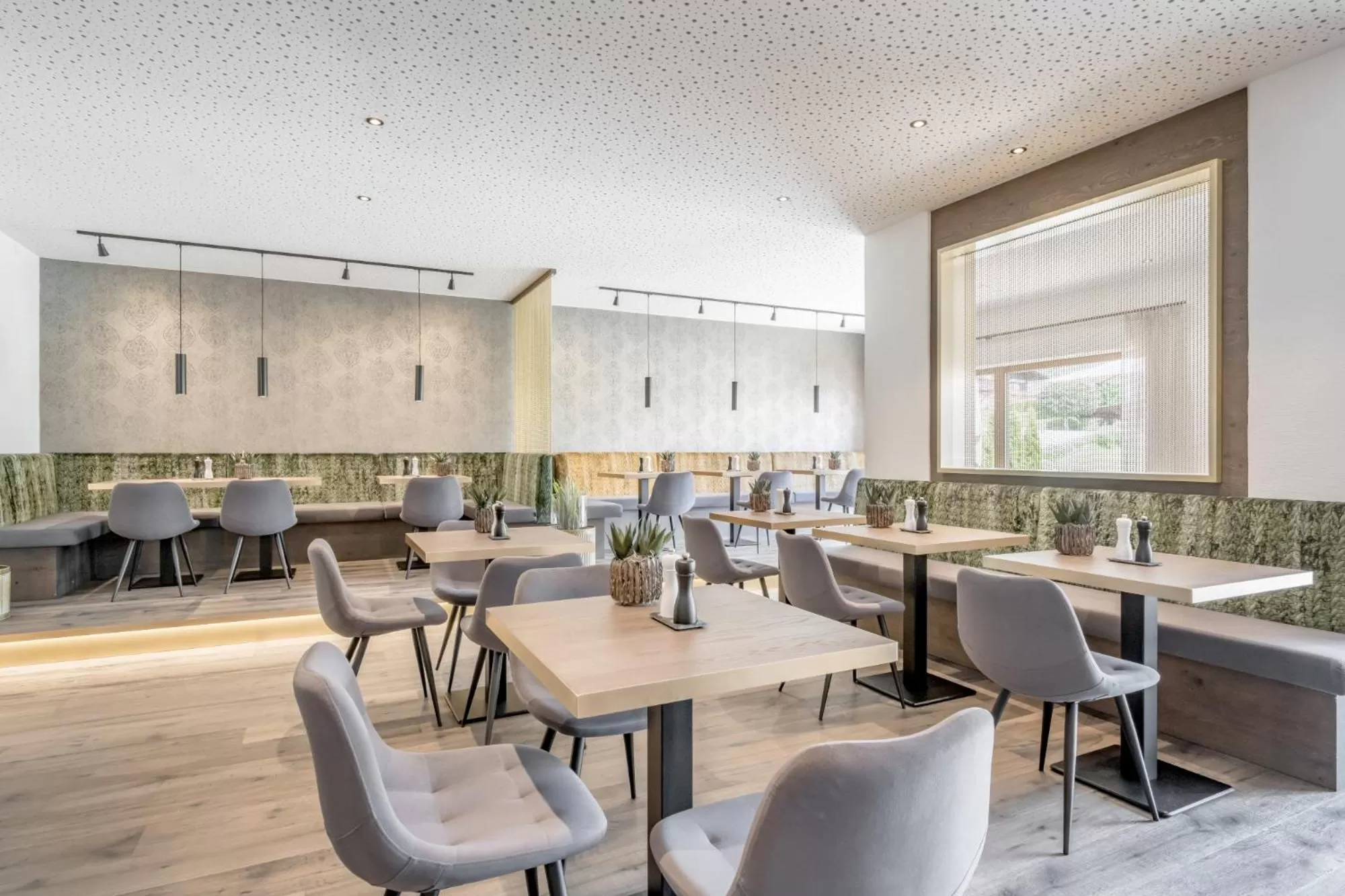 Restaurant/places to eat in AlpenParks Chalet & Apartment Alpina Seefeld