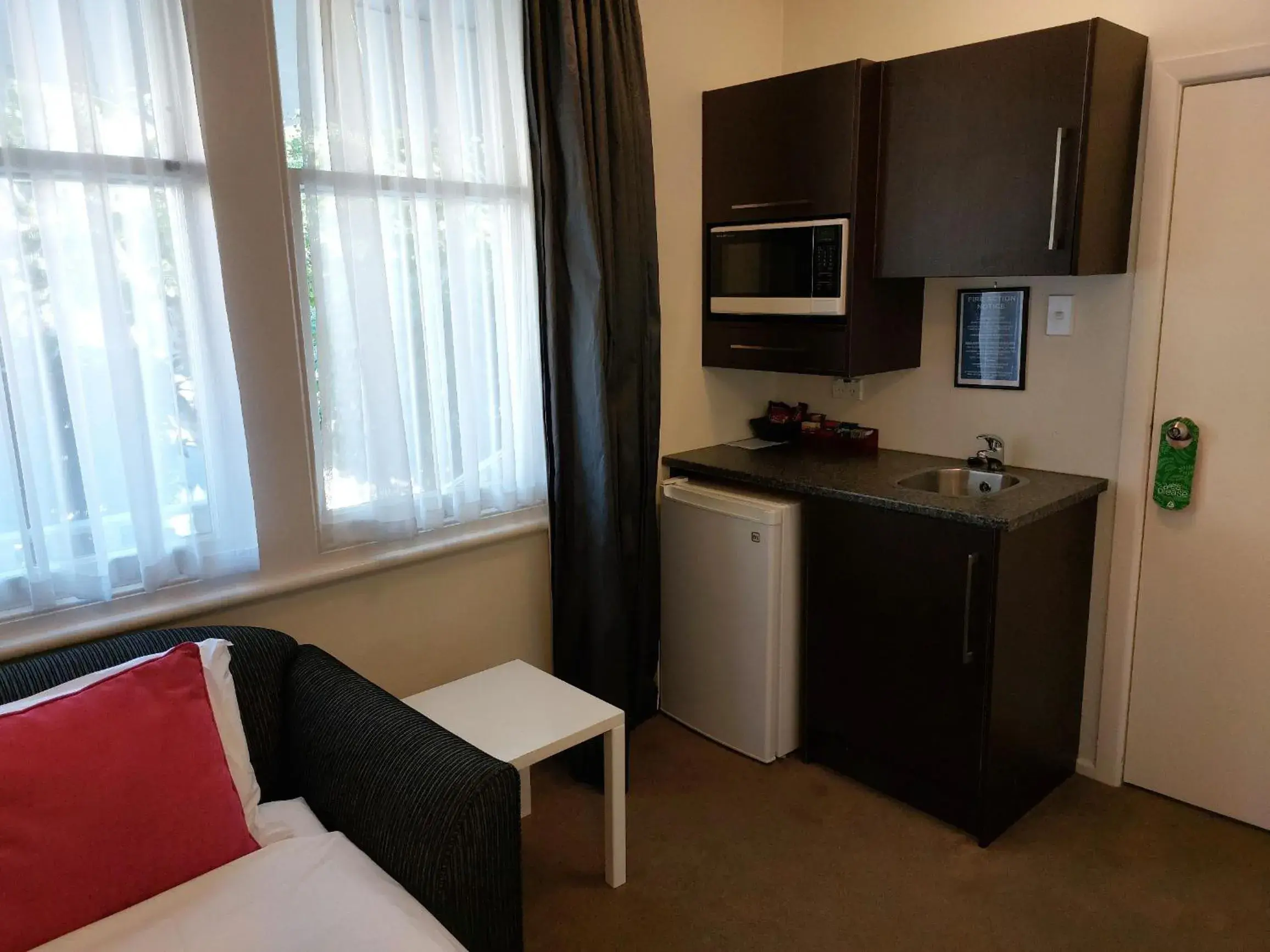 Kitchen/Kitchenette in At Eden Park Motel