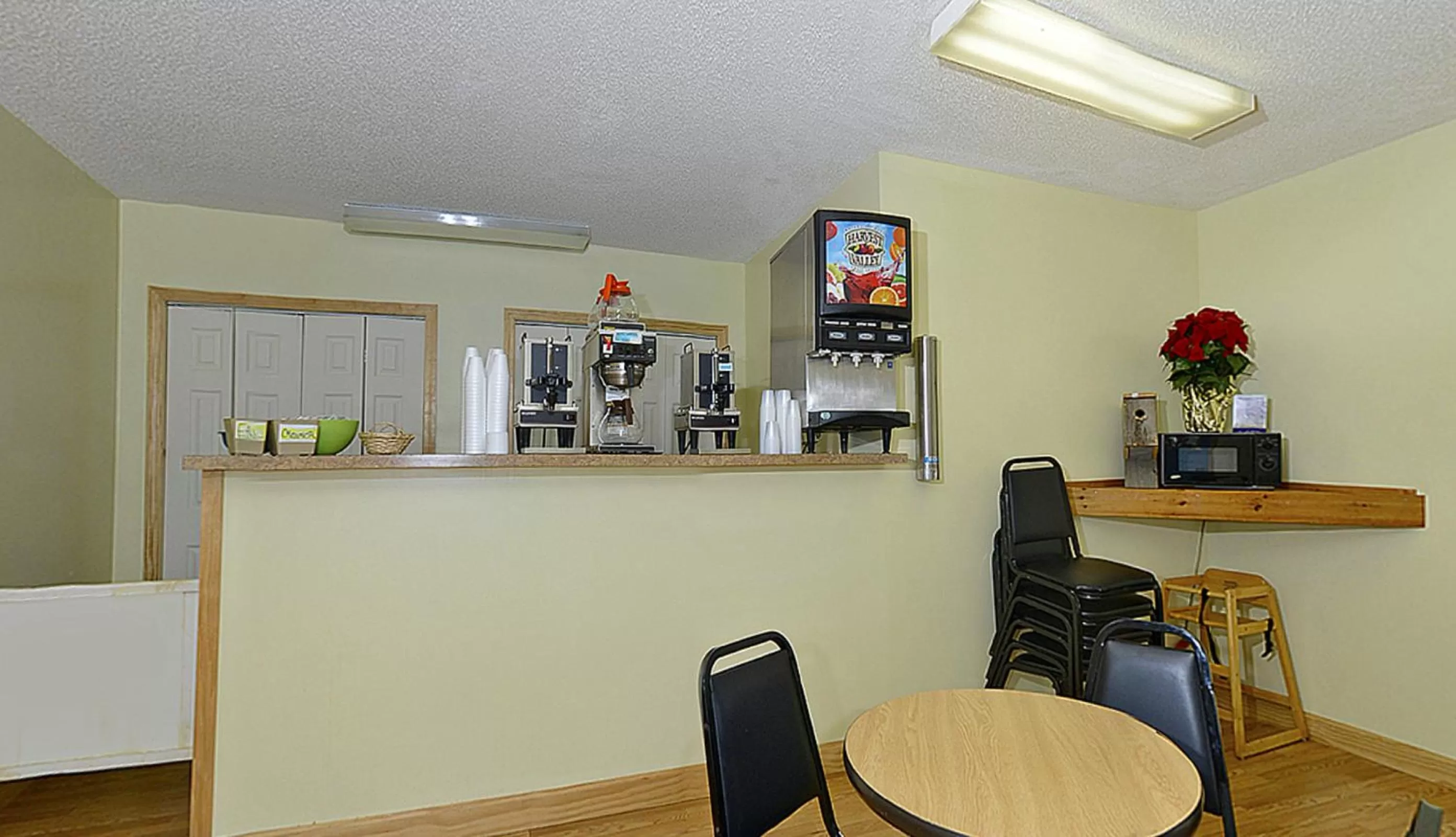Coffee/tea facilities in Americas Best Value Inn Saint Ignace