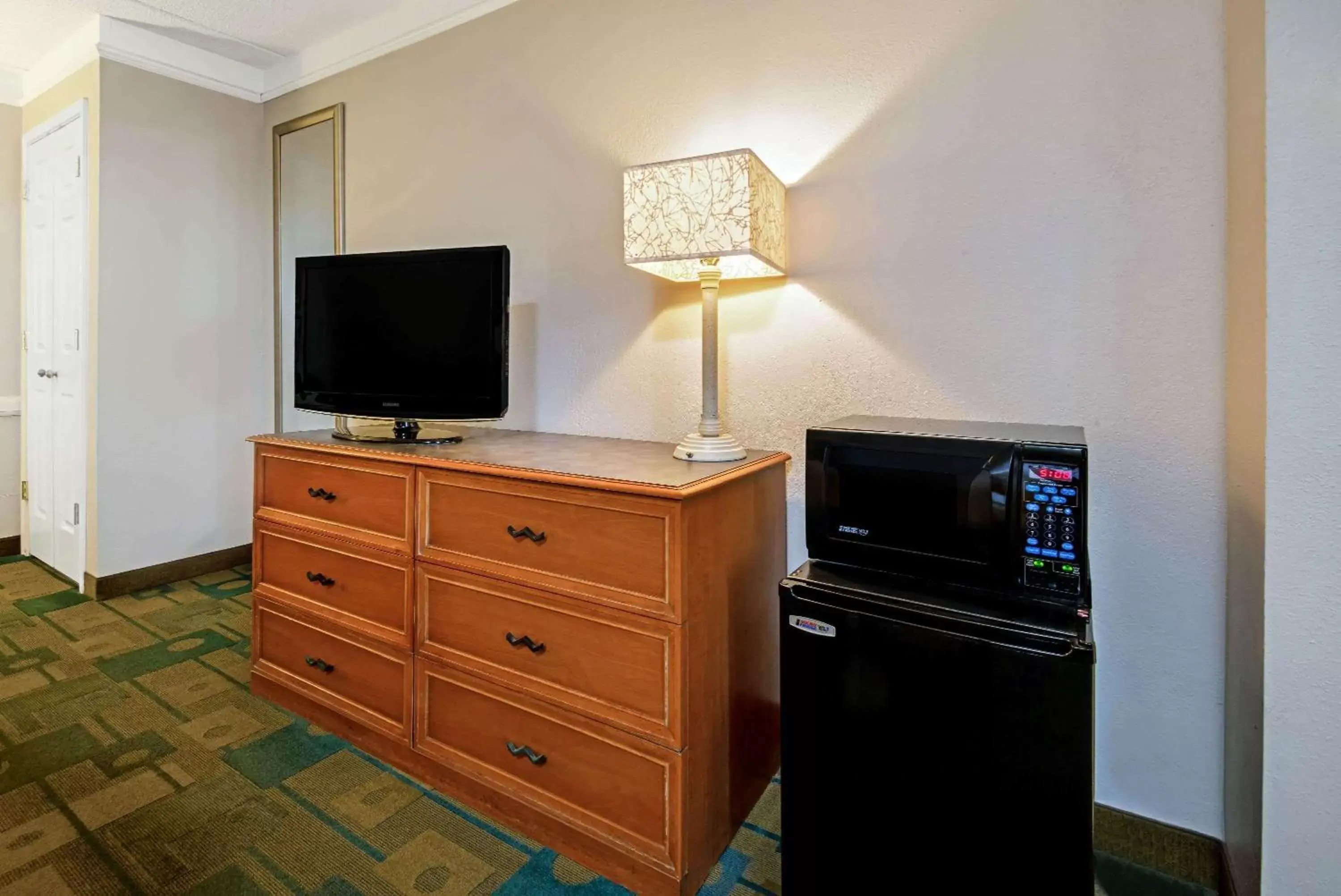 Photo of the whole room, TV/Entertainment Center in La Quinta Inn by Wyndham Amarillo Mid-City