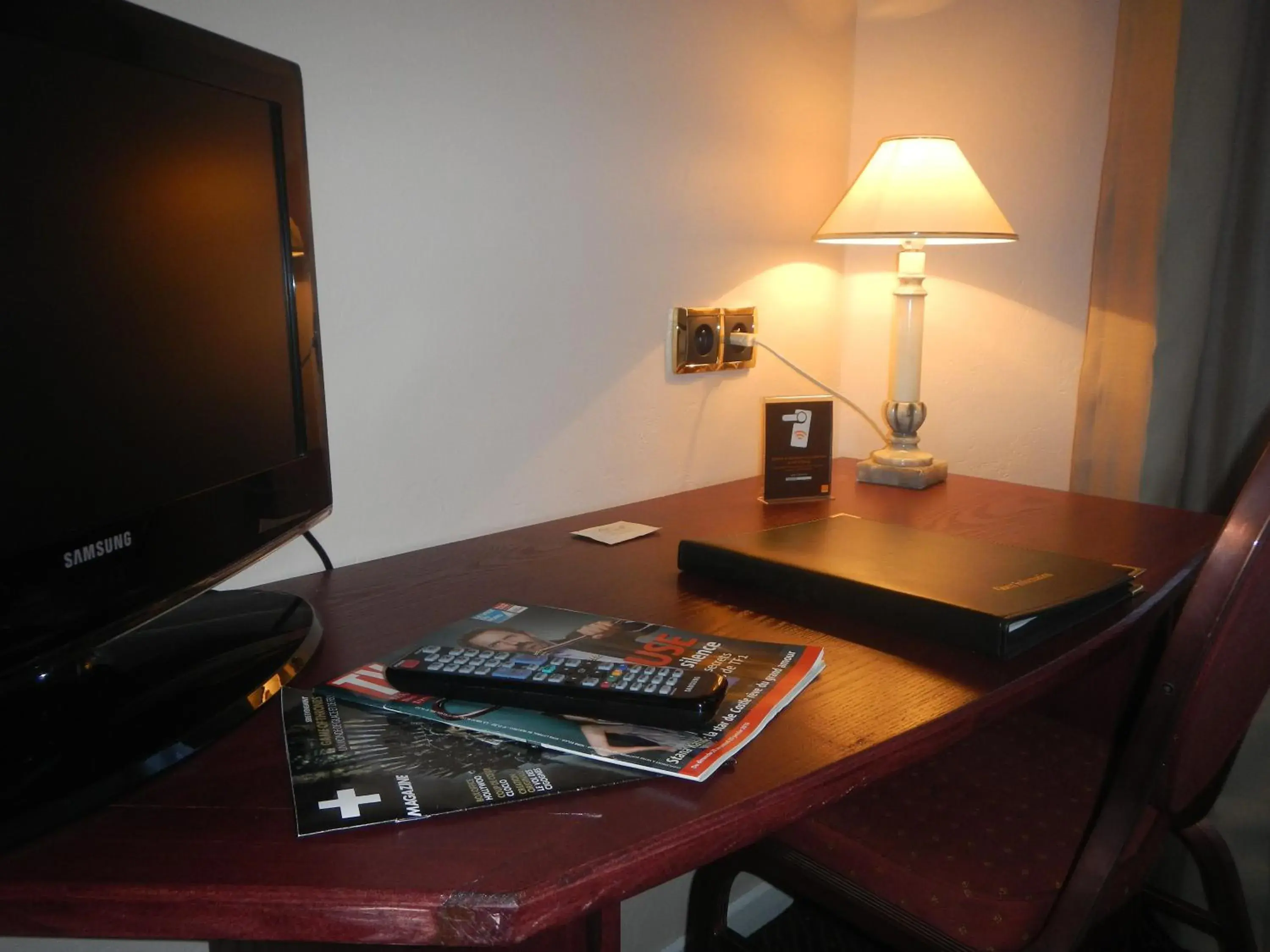 Bedroom, TV/Entertainment Center in Metropol Hotel