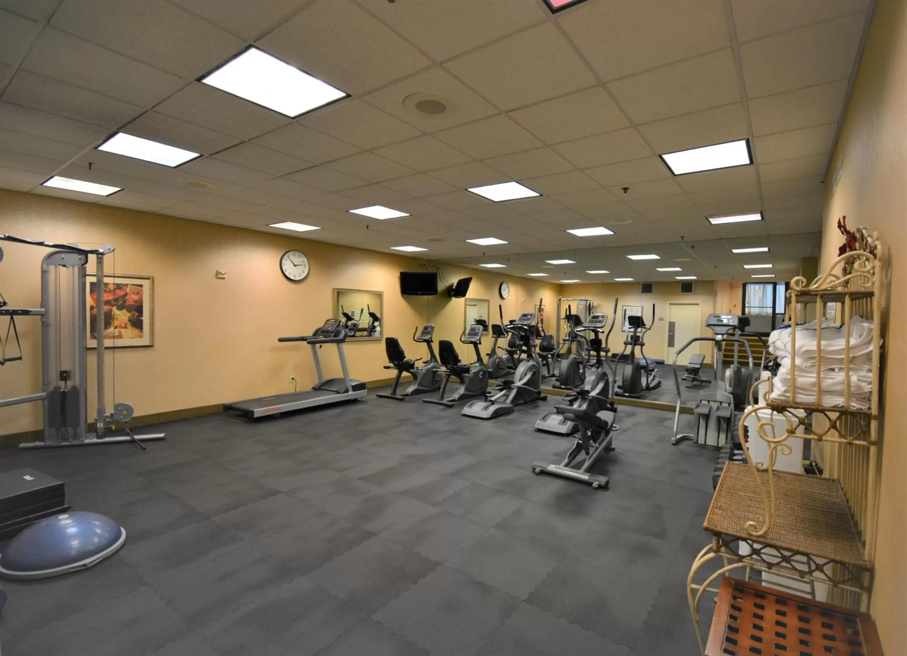 Fitness centre/facilities in Holiday Inn Hazlet by IHG Fitness centre/facilities in Holiday Inn Hazlet by IHG
