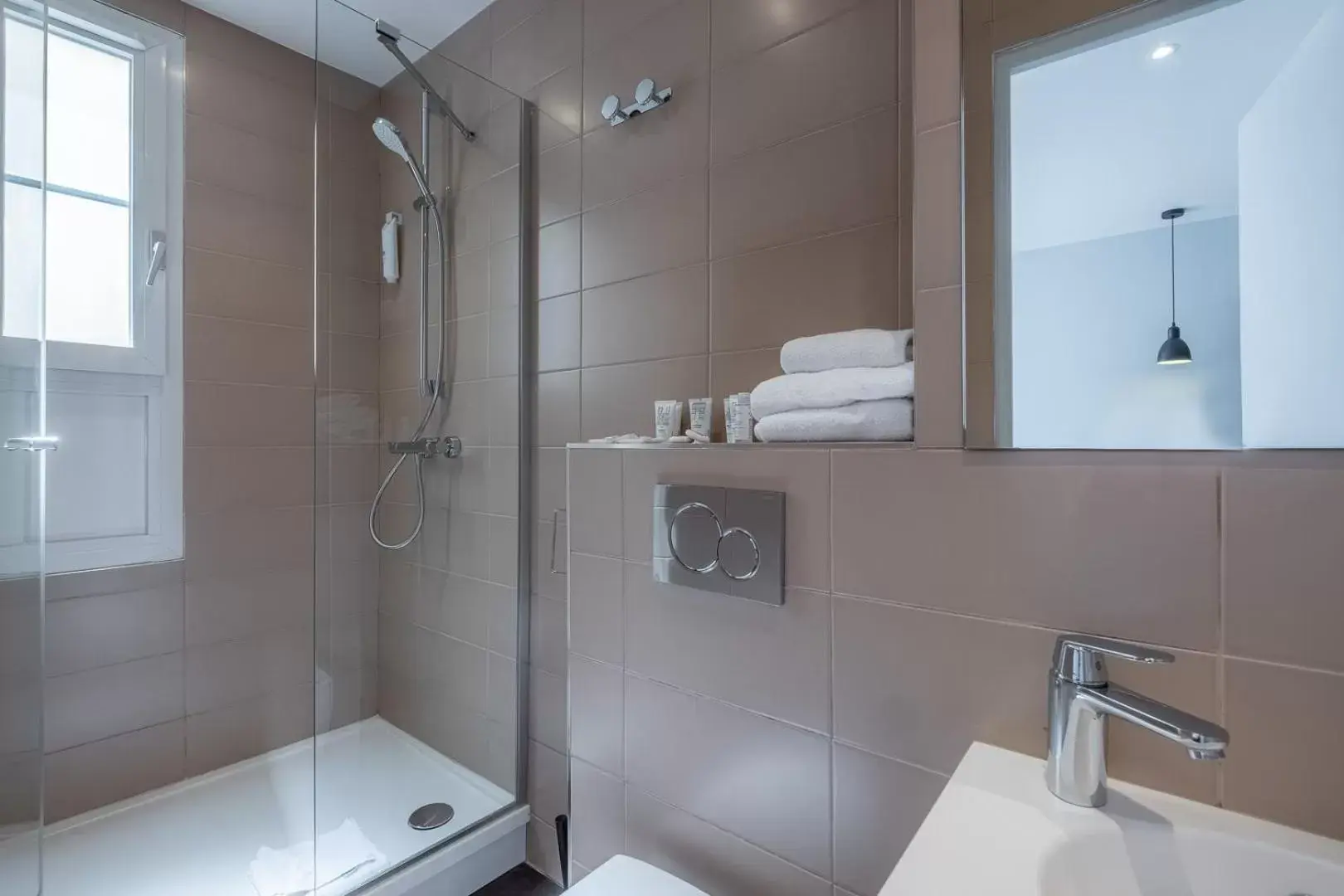 Bathroom in Hotel Lilas Blanc