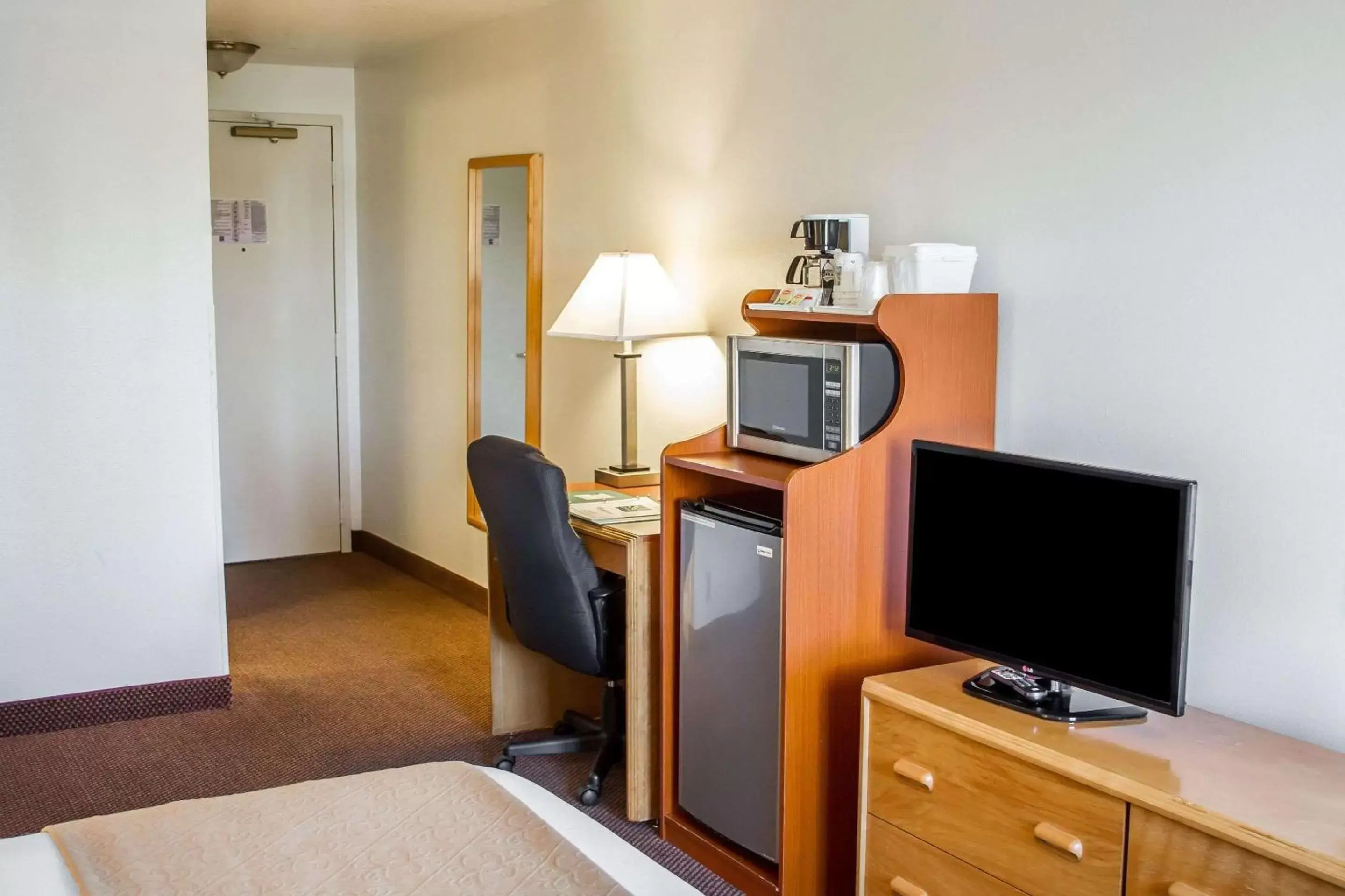 Bedroom, TV/Entertainment Center in Quality Inn & Suites Longview Kelso