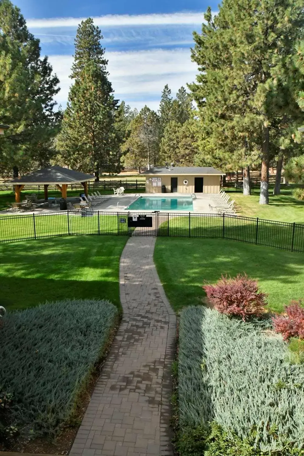 Garden, Swimming Pool in Best Western Ponderosa Lodge