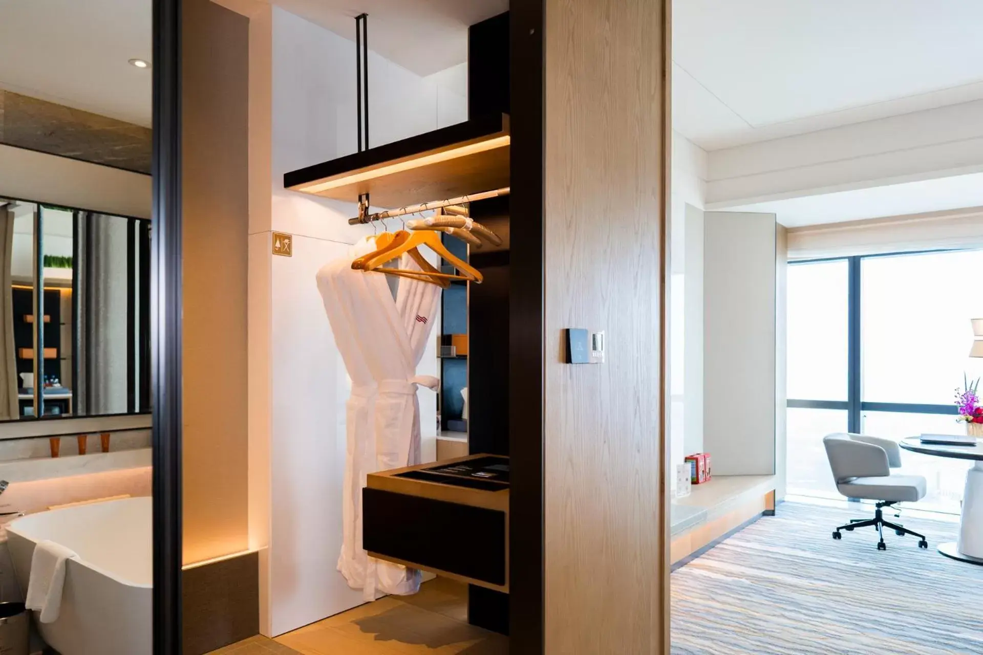 Bed in Crowne Plaza Shenzhen Nanshan by IHG Bed in Crowne Plaza Shenzhen Nanshan by IHG