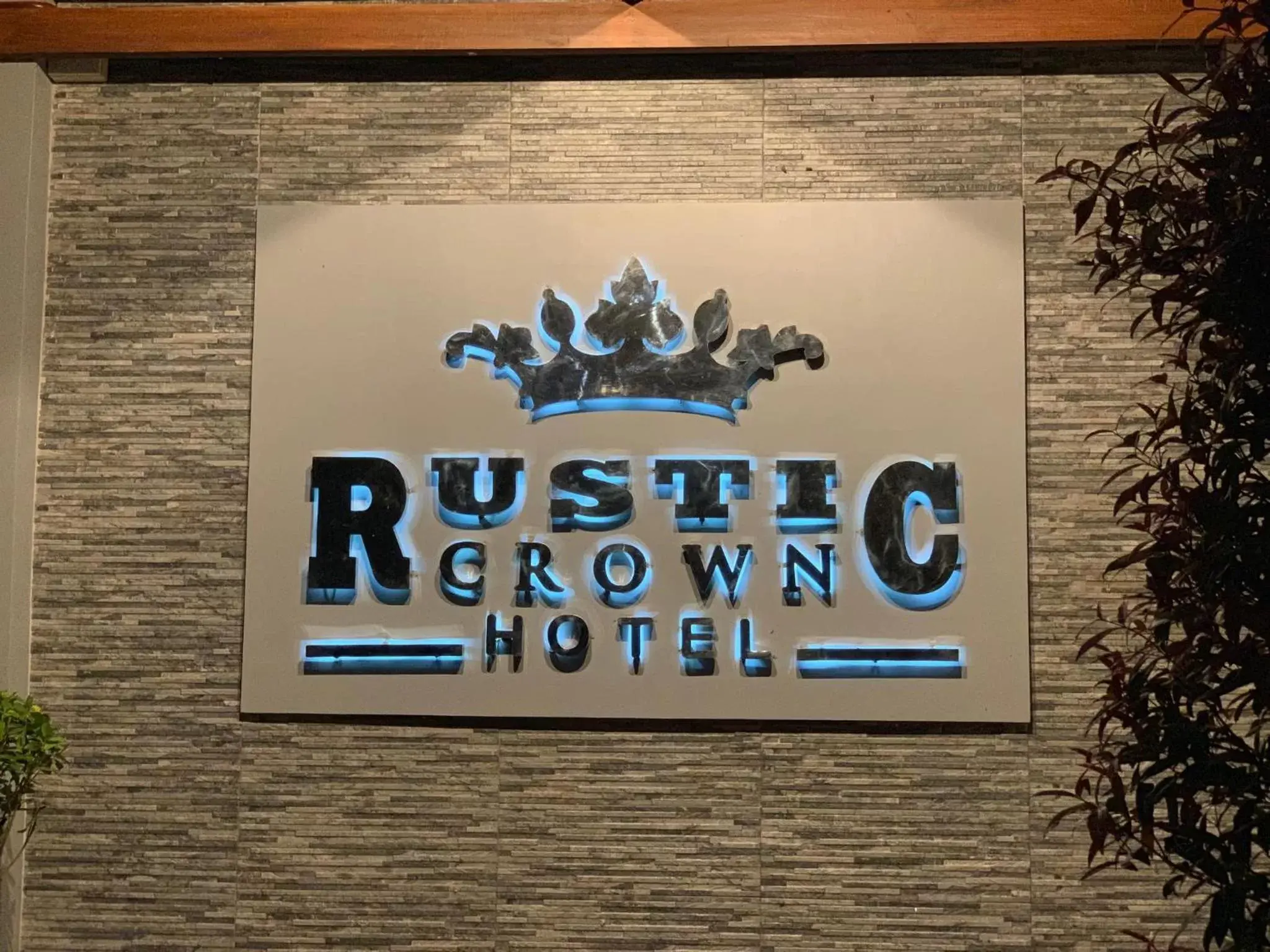 Rustic Crown Hotel