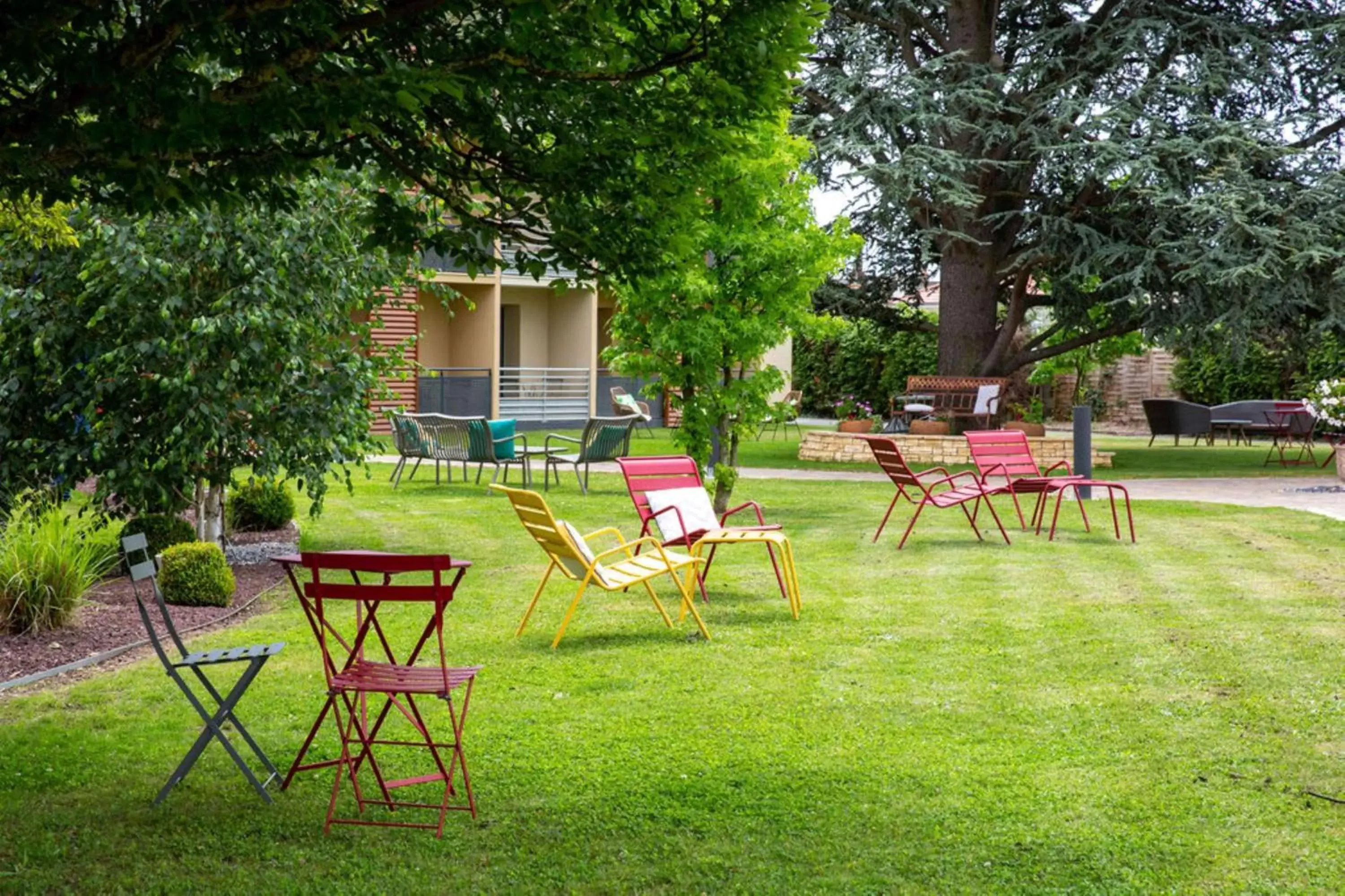 Restaurant/places to eat, Garden in BEST WESTERN La Porte des Châteaux