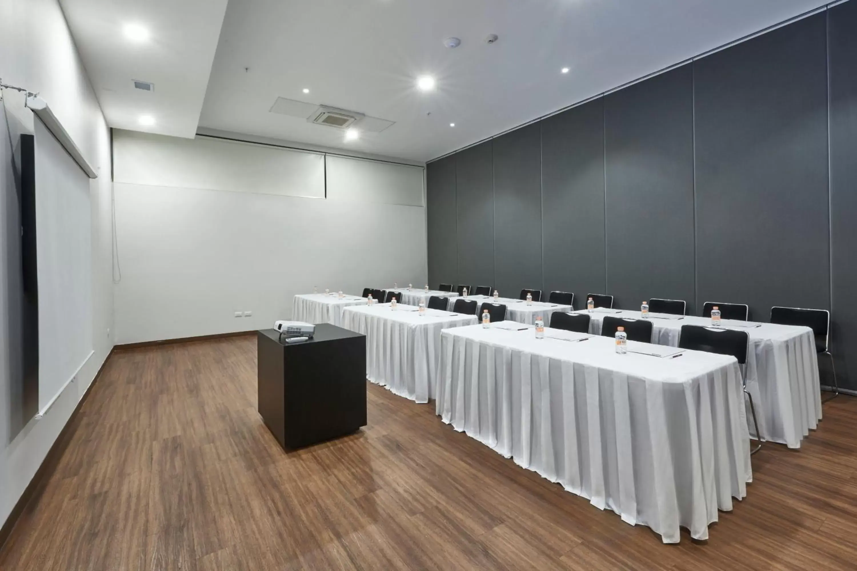 Meeting/conference room in City Express Suites by Marriott Tijuana Rio