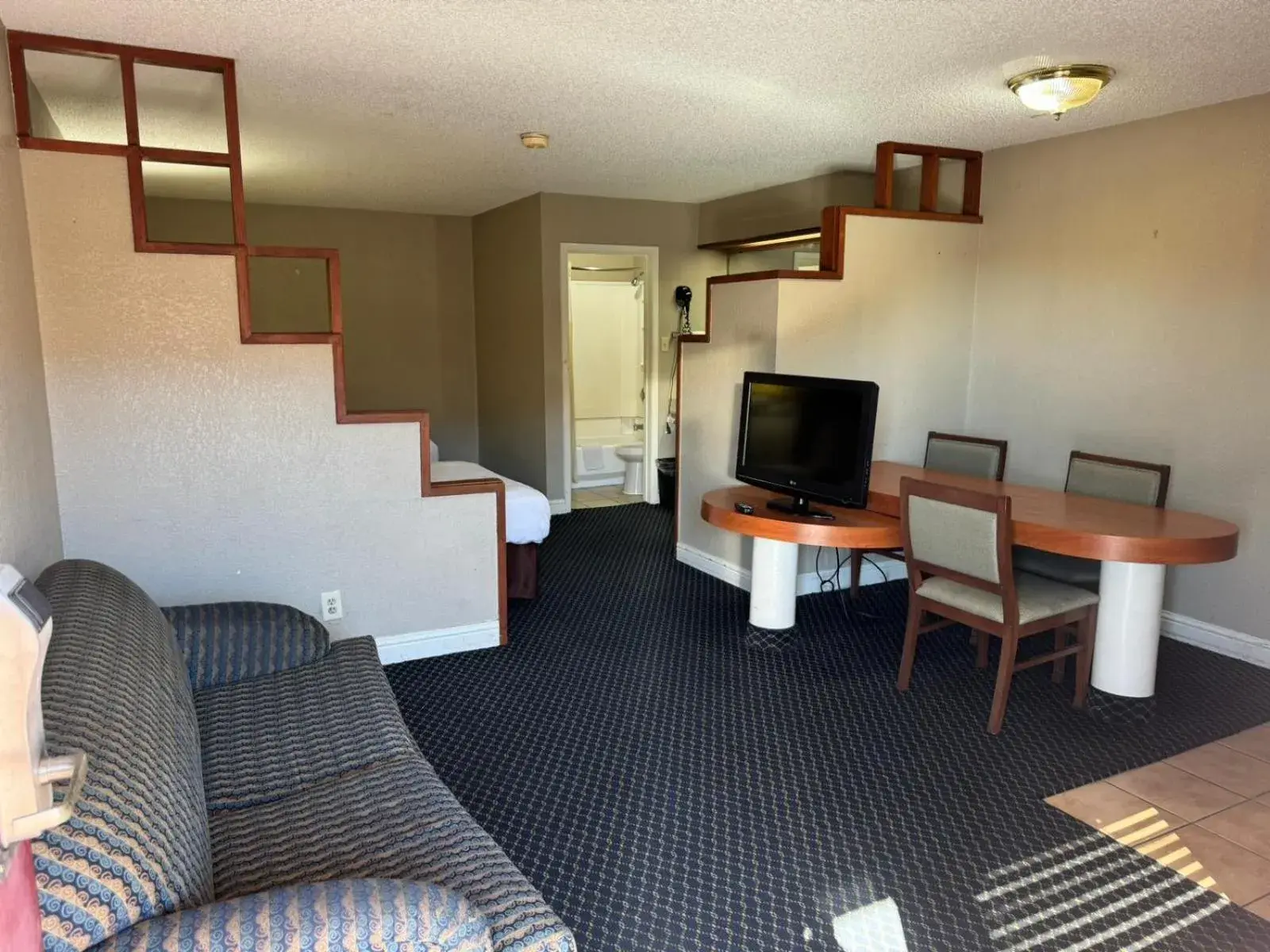 Bedroom, Seating Area in Homegate Studio and Suites San Antonio