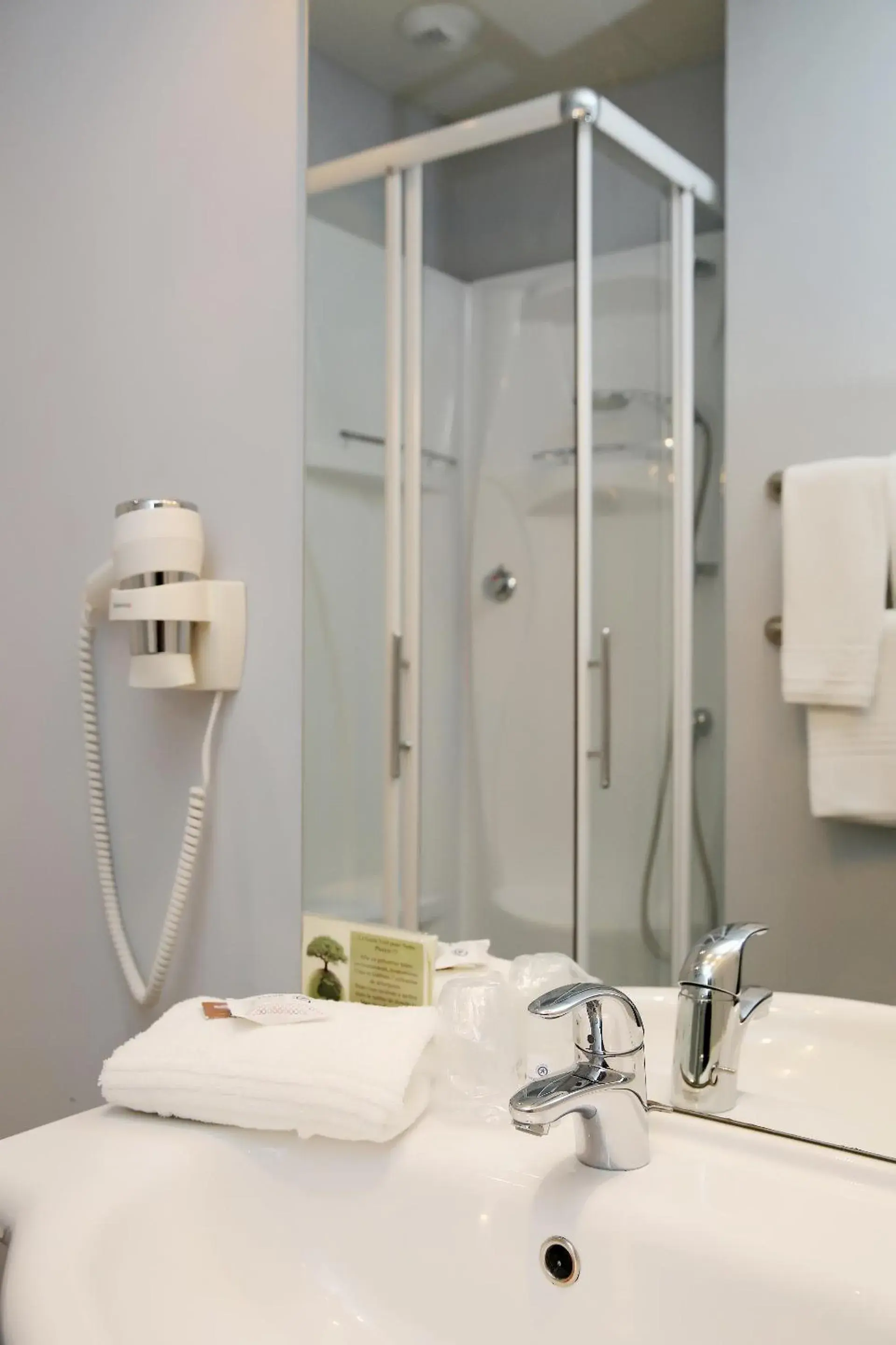 Bathroom in The Originals City, Hotel Le Caussea, Castres (Inter-Hotel)