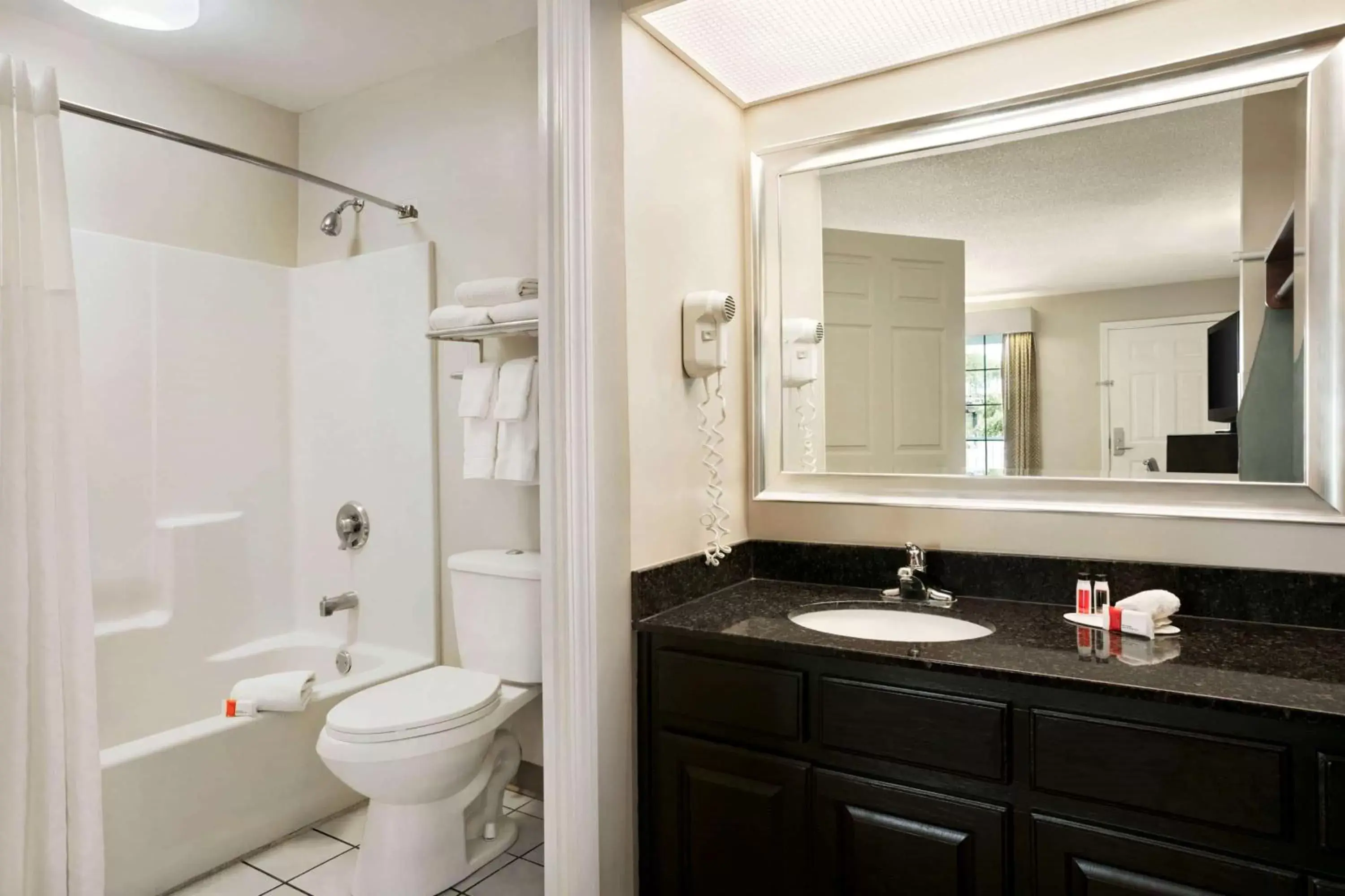 Photo of the whole room, Bathroom in Baymont by Wyndham Kingsland