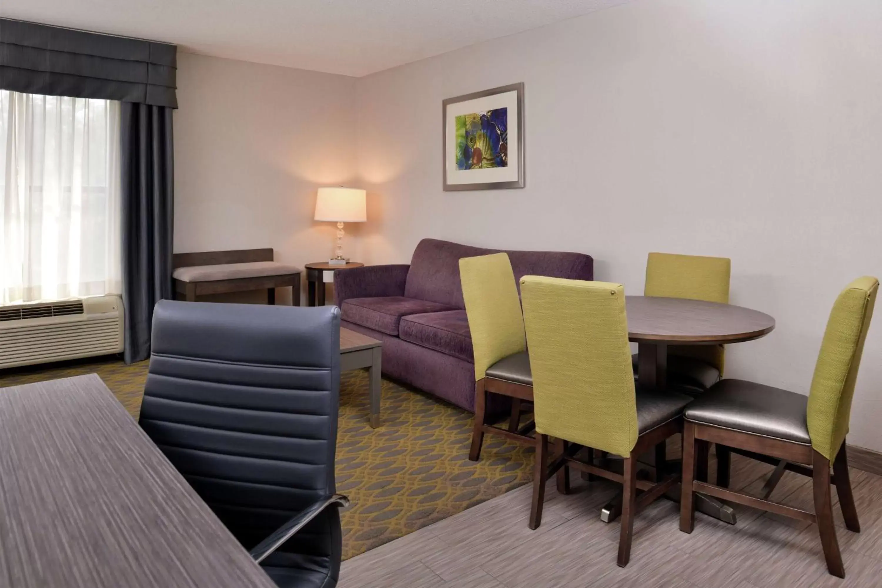 Bedroom, Seating Area in Hampton Inn Northwood