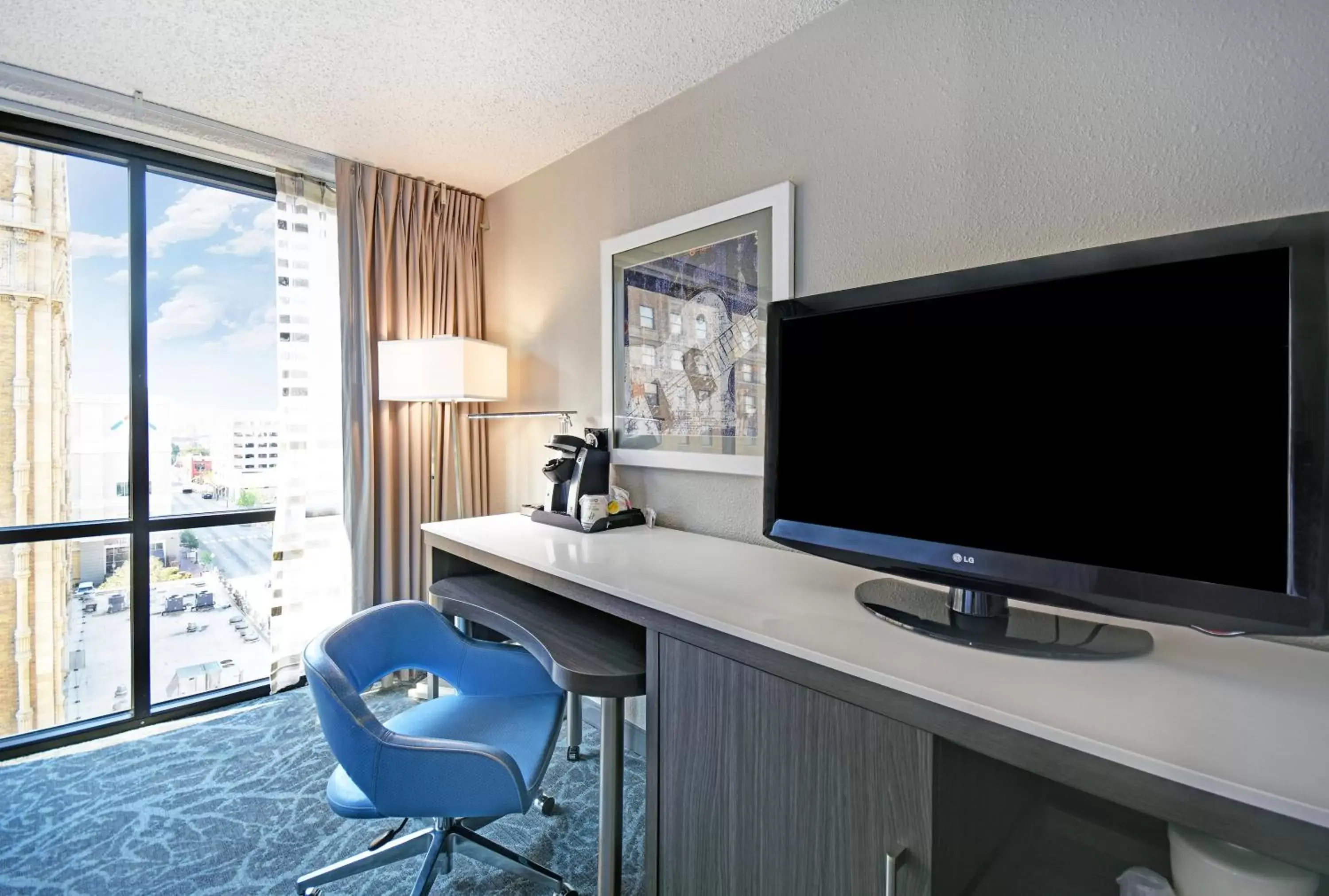 Photo of the whole room, TV/Entertainment Center in Holiday Inn - Memphis Downtown - Beale St., an IHG Hotel
