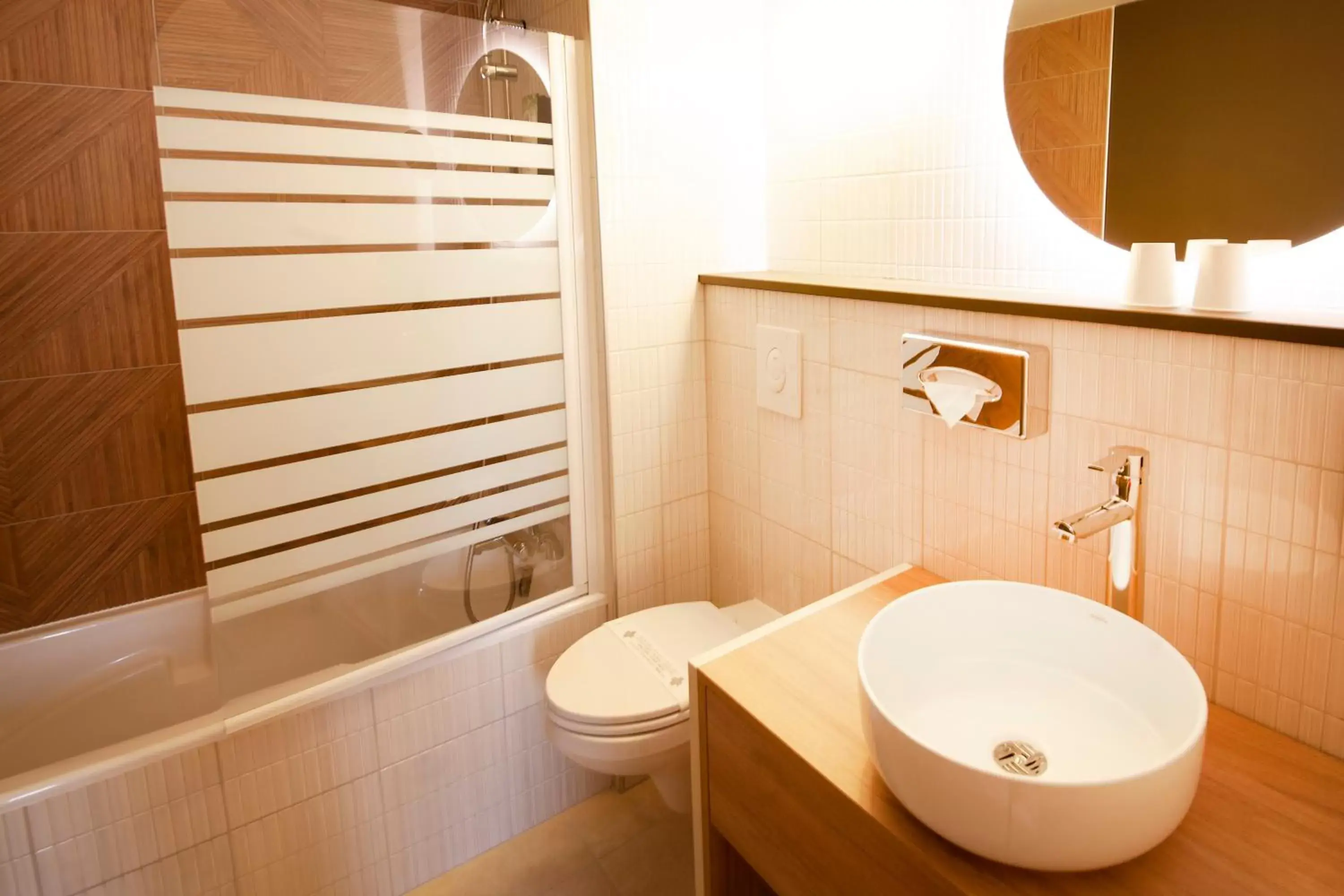 Property building, Bathroom in Kyriad Prestige Hotel Clermont-Ferrand