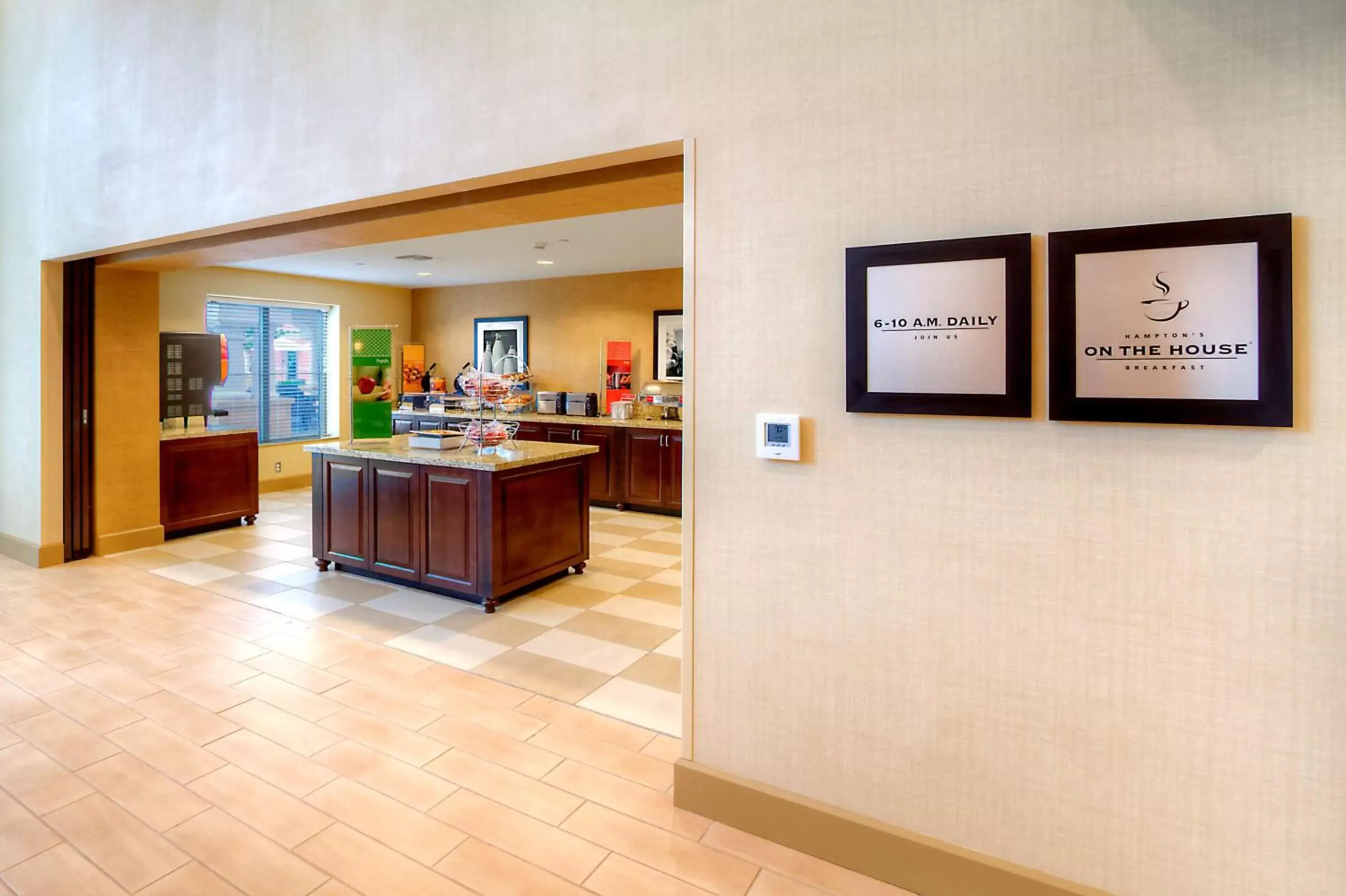 Dining area in Hampton Inn & Suites Destin