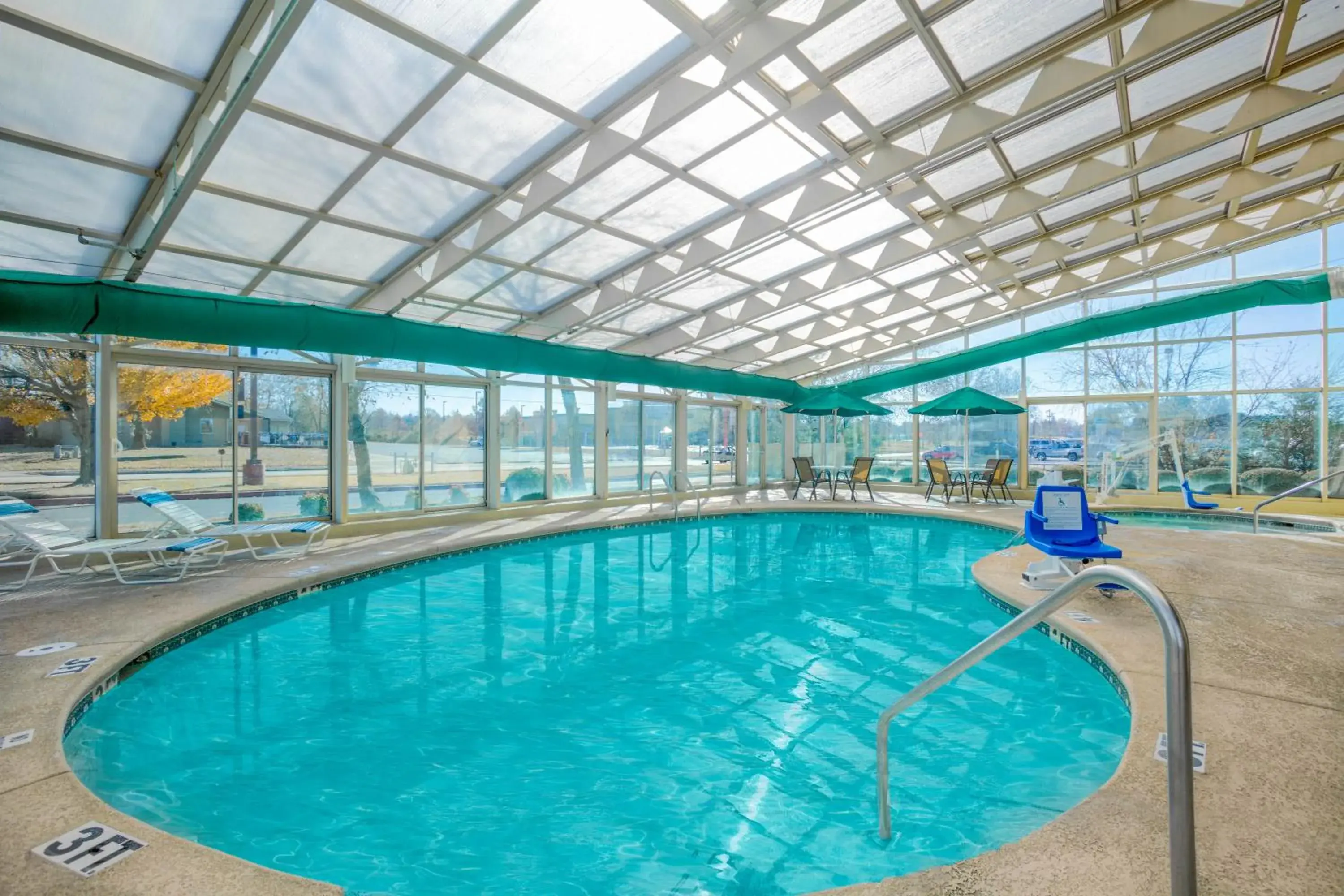 Swimming Pool in La Quinta Inn & Suites by Wyndham Springdale