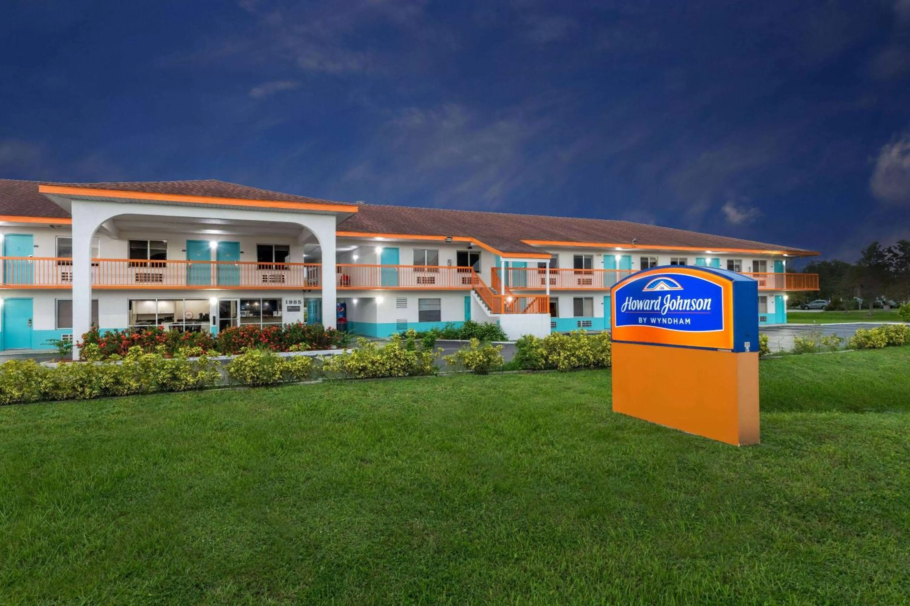 Property building in Howard Johnson by Wyndham Vero Beach/I-95