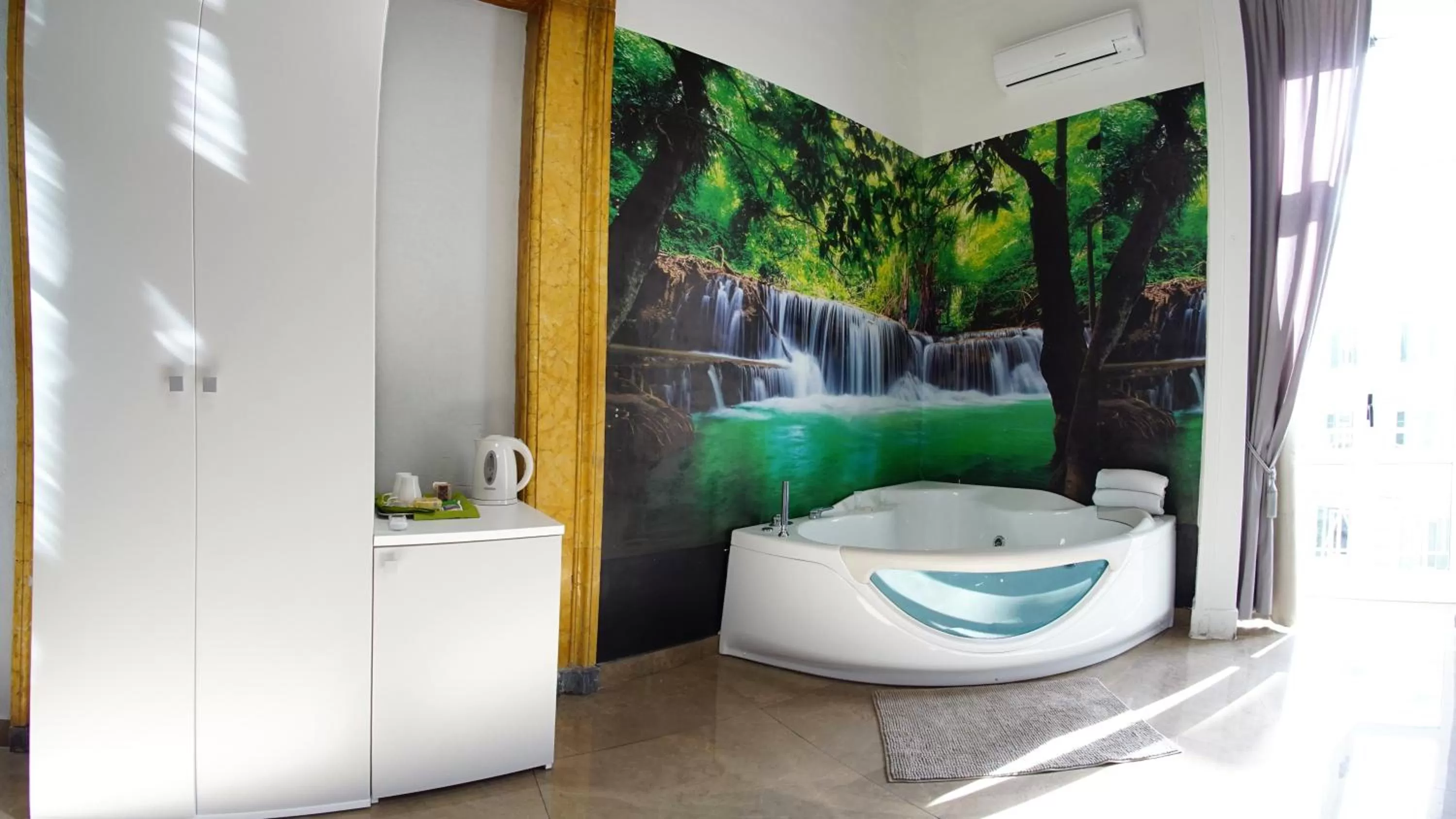 Hot Tub in Beverello Suite