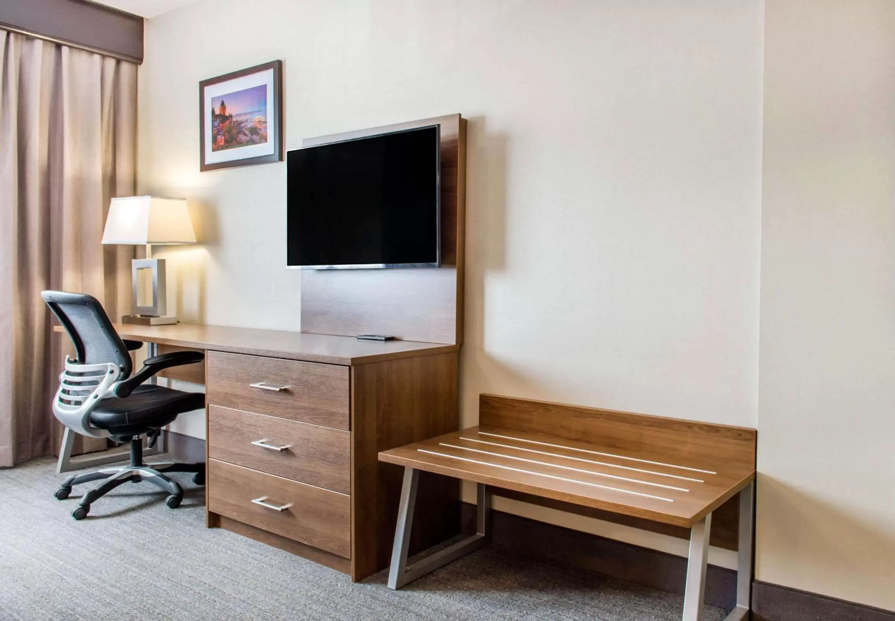 Photo of the whole room, TV/Entertainment Center in Quality Hotel Dorval