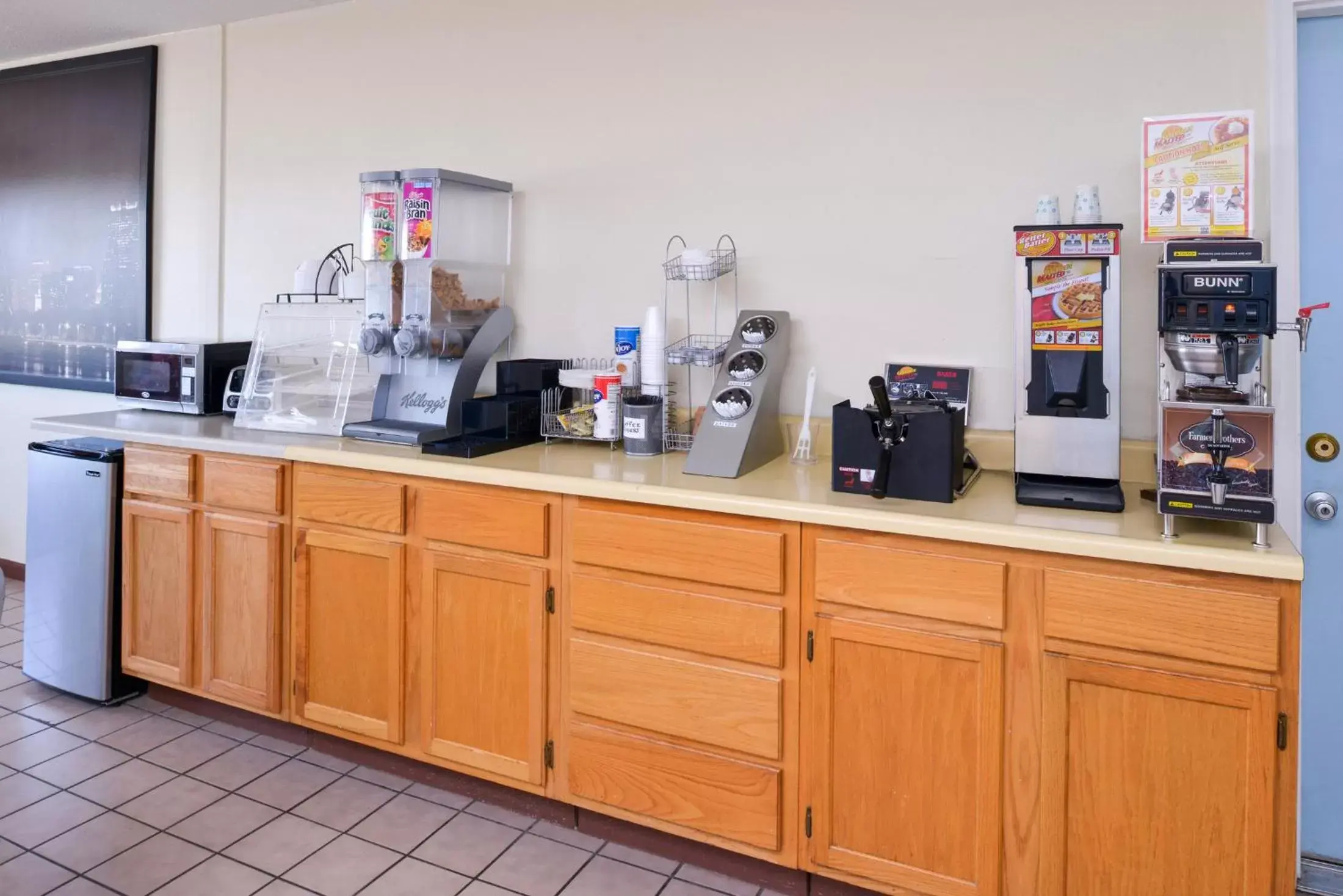 Continental breakfast in Americas Best Value Inn Sullivan