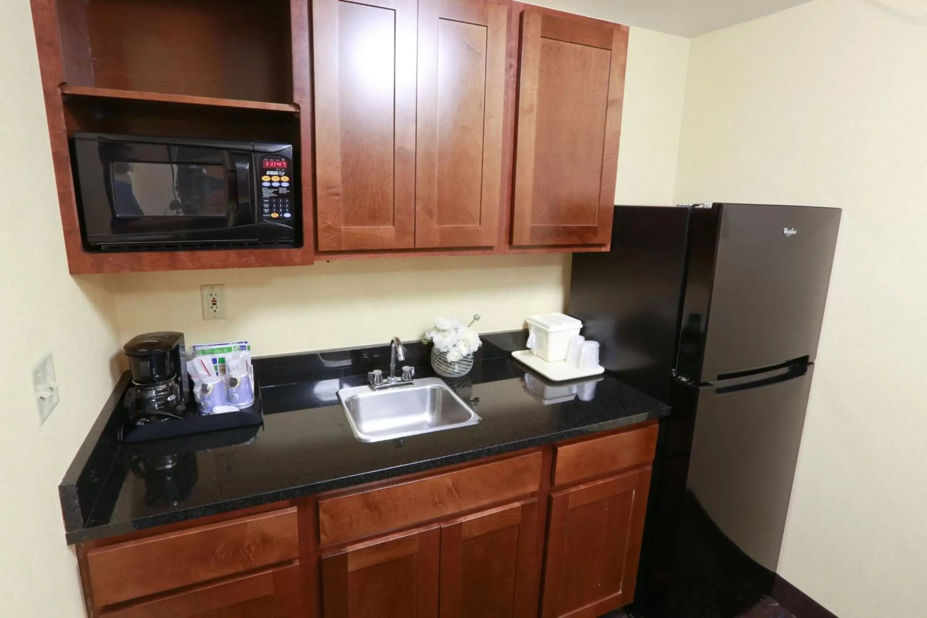 Photo of the whole room, Kitchen/Kitchenette in Holiday Inn Express Hotel & Suites West Chester, an IHG Hotel