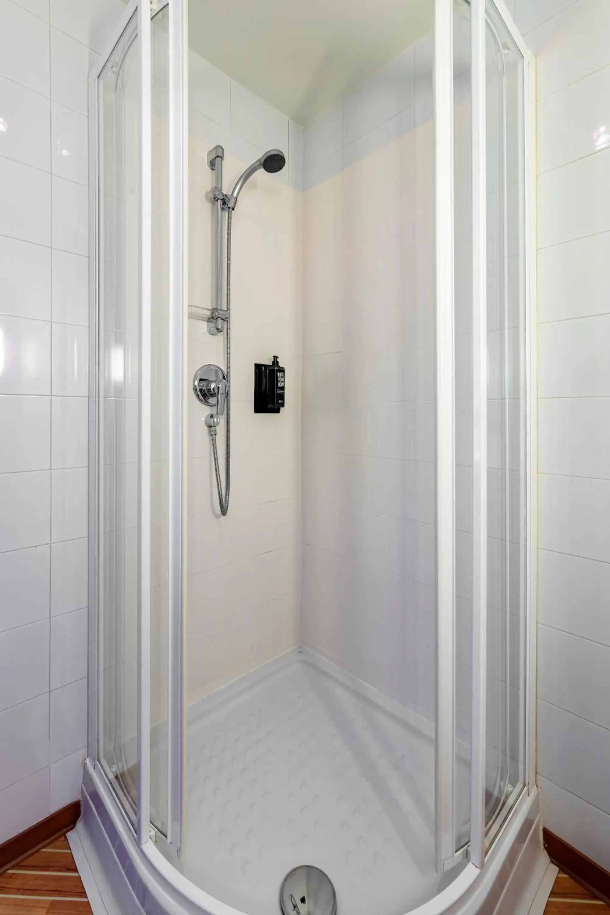 Shower, Bathroom in Ibis Madrid Getafe