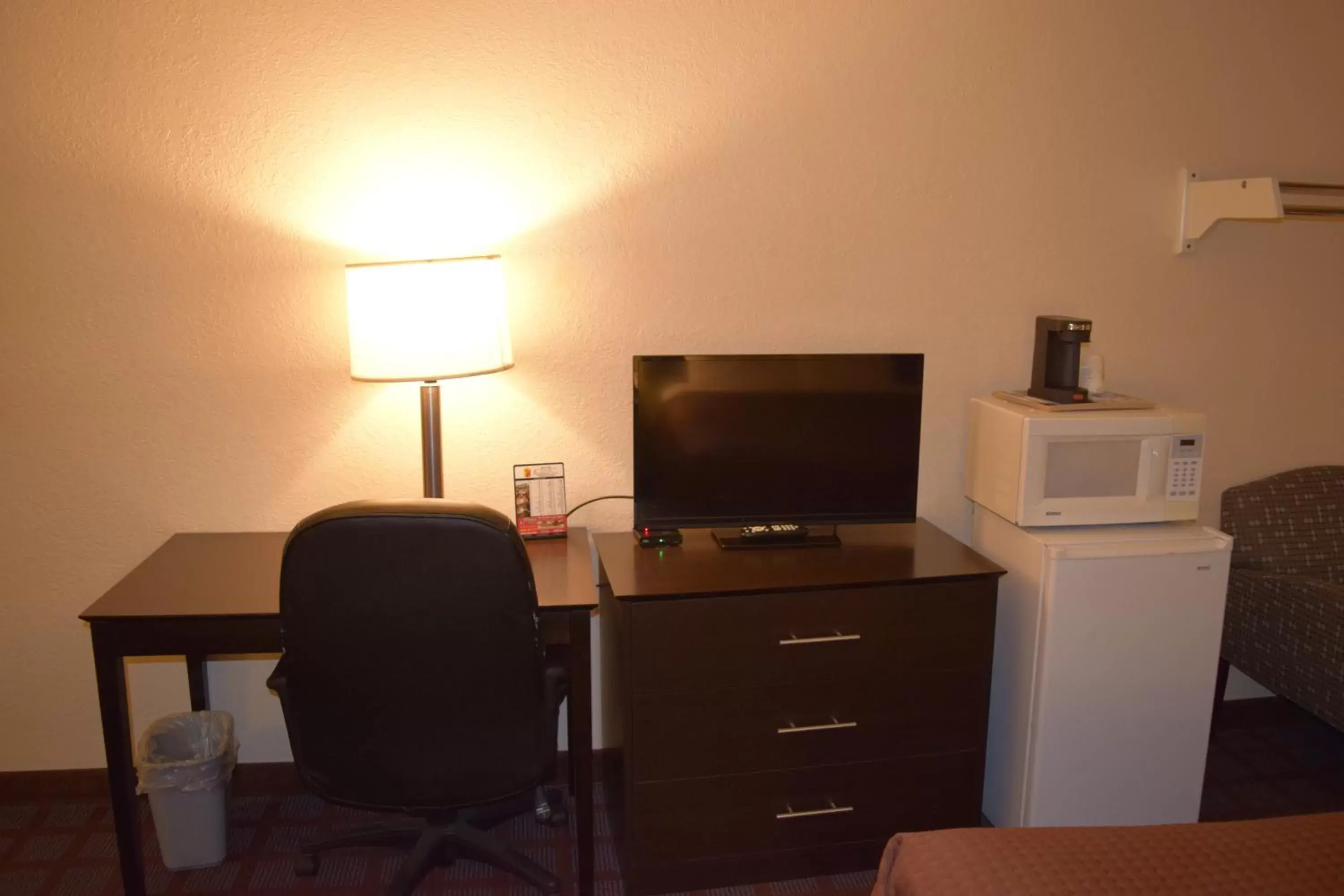 TV and multimedia, TV/Entertainment Center in Super 8 by Wyndham Saginaw