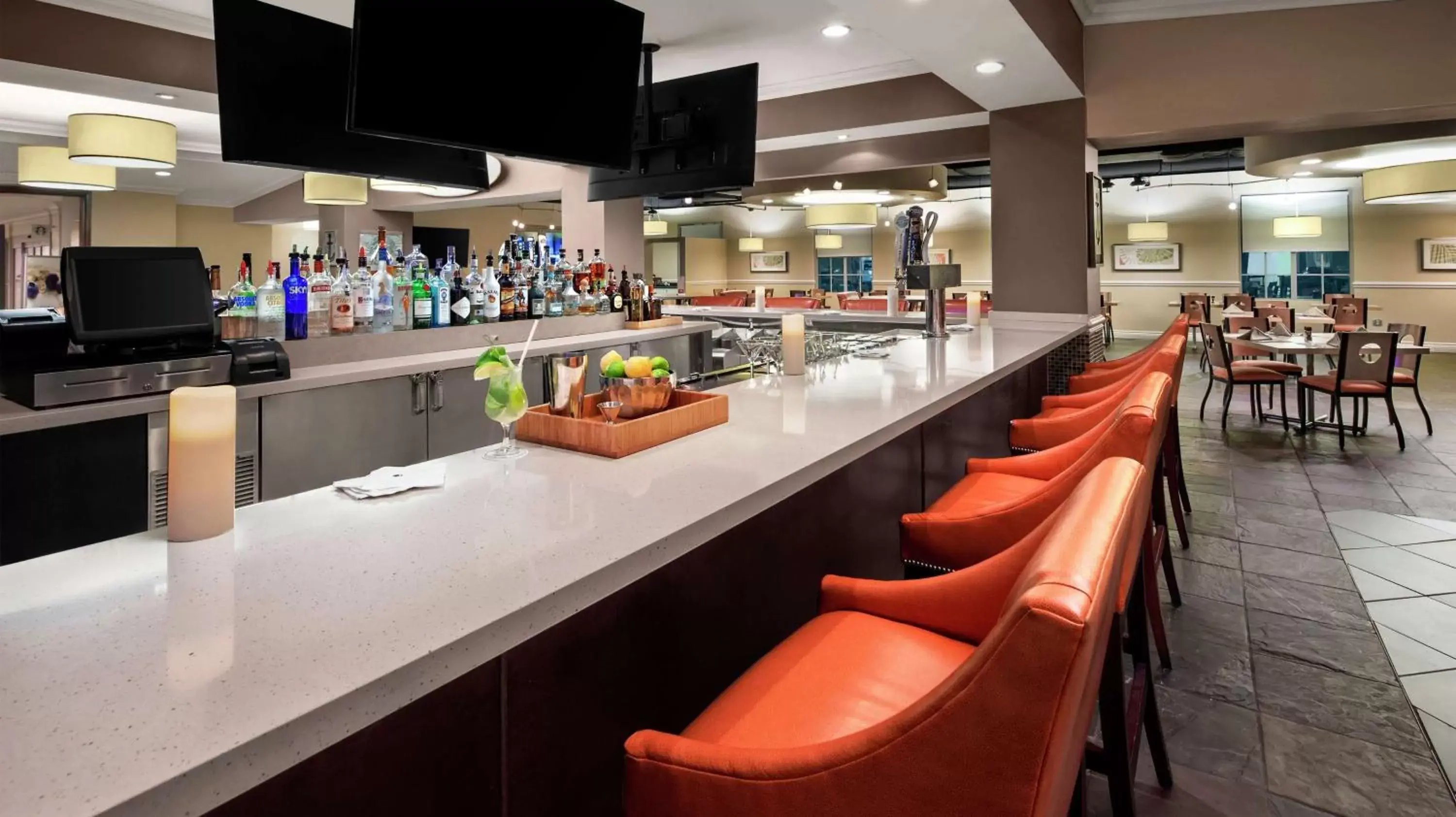 Lounge or bar, Restaurant/Places to Eat in DoubleTree by Hilton Sunrise - Sawgrass Mills