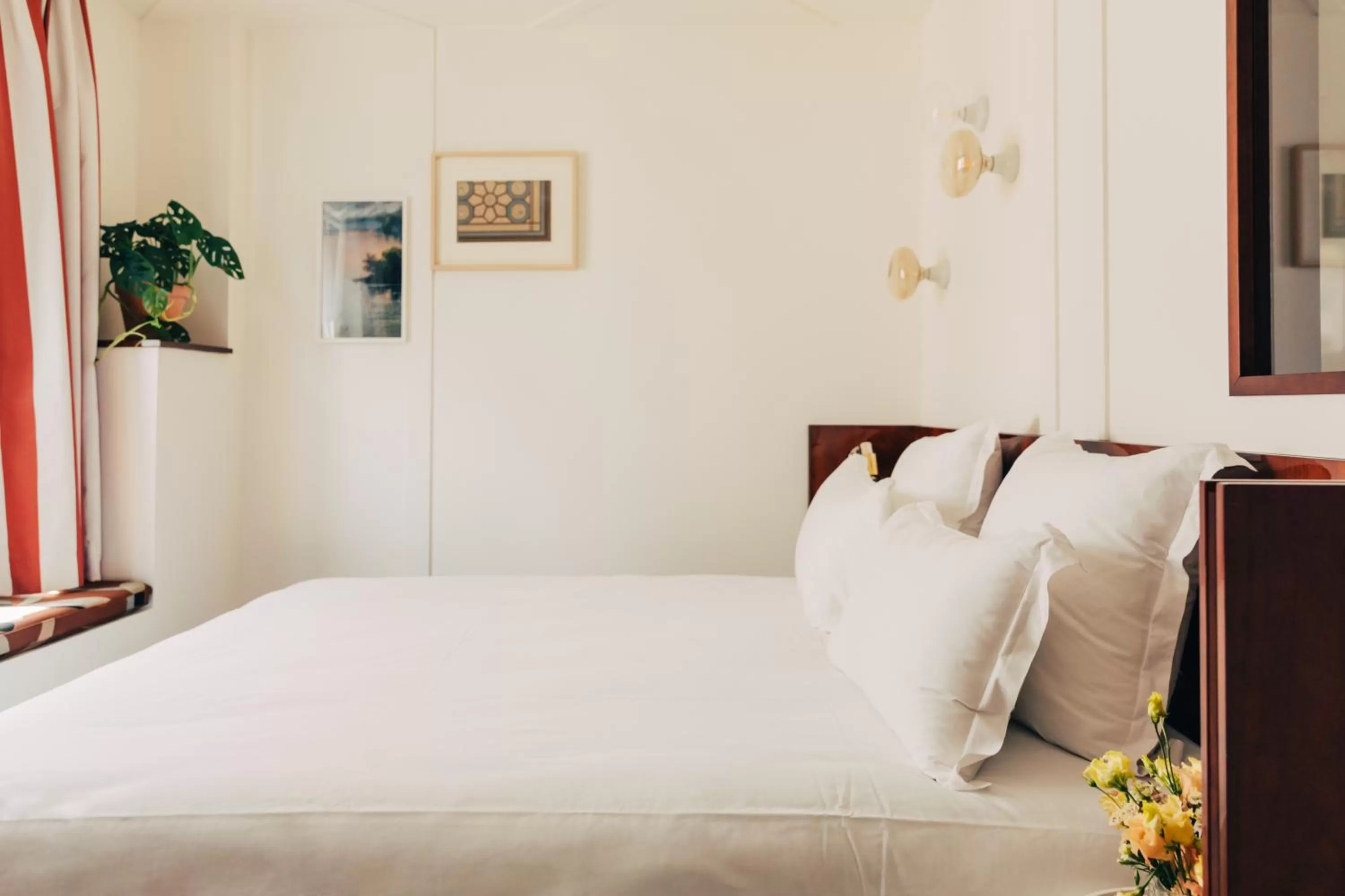 Quiet street view, Bed in Hôtel Wallace, a Member of Design Hotels