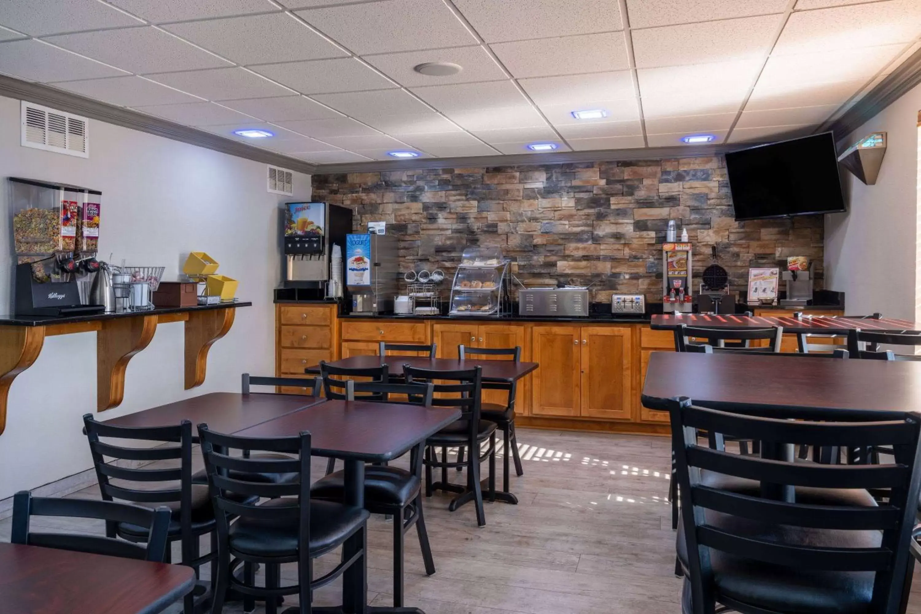 Breakfast, Restaurant/Places to Eat in Days Inn & Suites by Wyndham Commerce