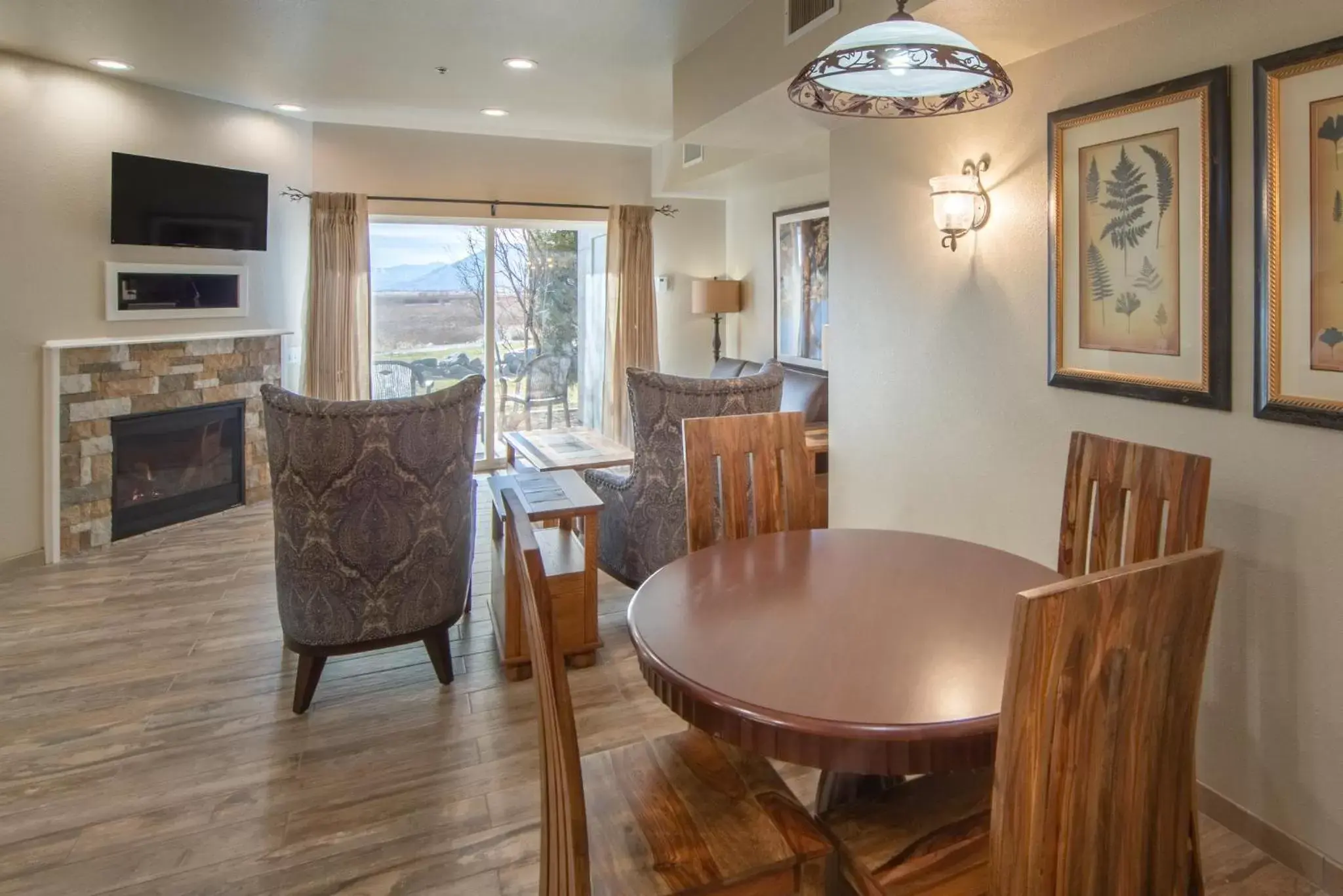 Photo of the whole room, Dining Area in Holiday Inn Club Vacations - David Walley's Resort, an IHG Hotel