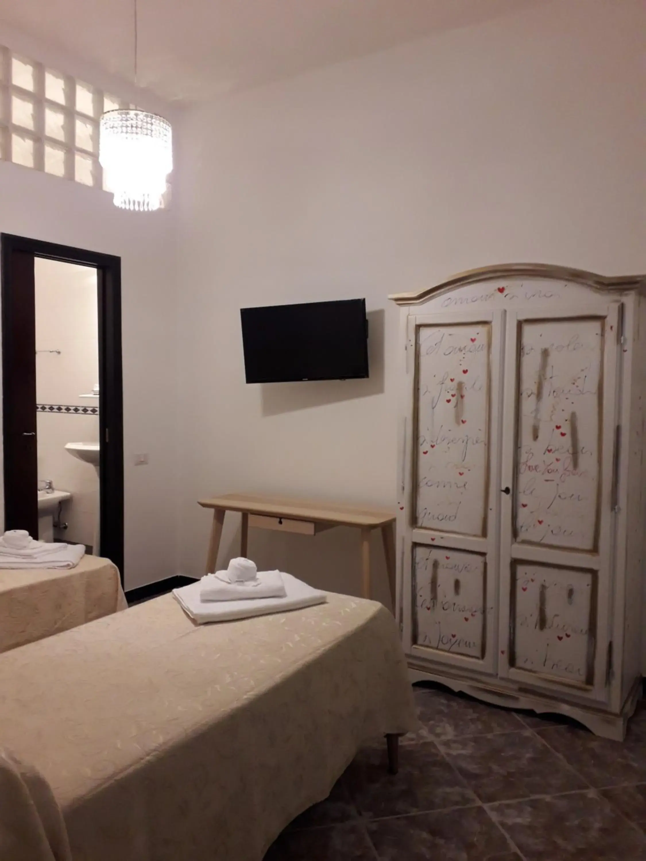 Toilet, Bed in Albergo Del Centro Storico