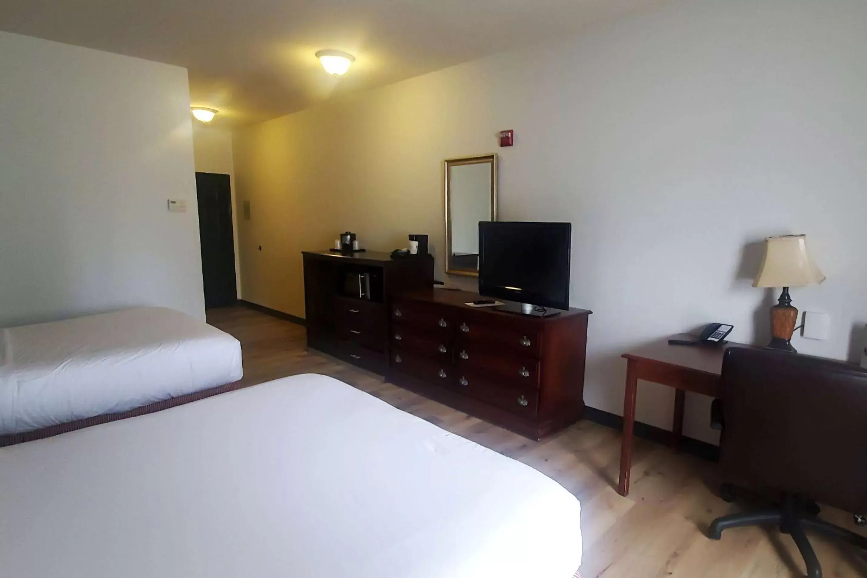 Photo of the whole room, Bed in Wingate by Wyndham Youngstown - Austintown