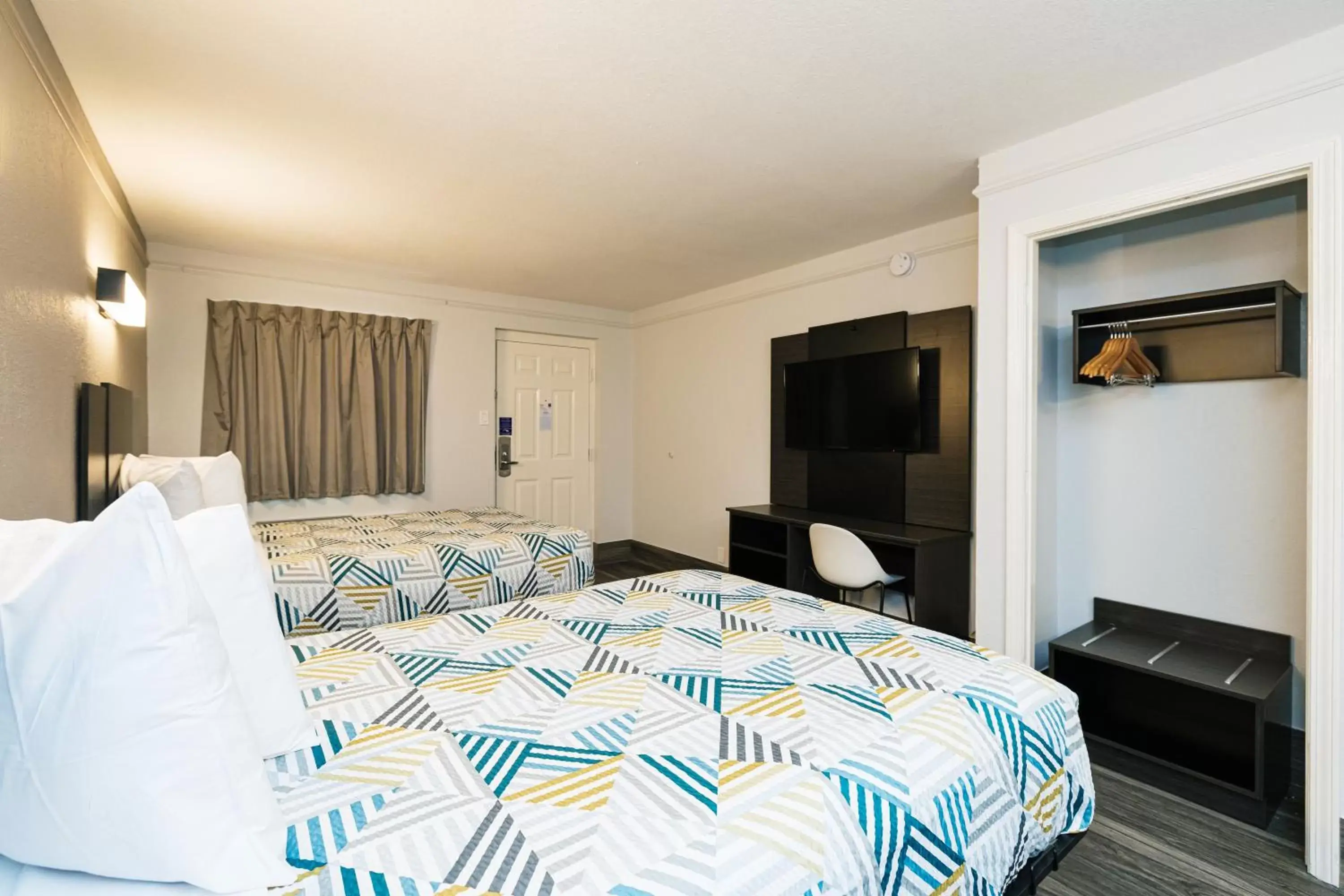 TV and multimedia, Bed in Studio 6 Baytown, Tx - Garth Road TV and multimedia, Bed in Studio 6 Baytown, Tx - Garth Road