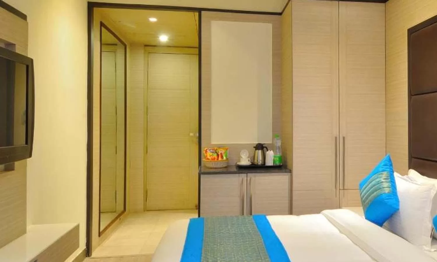 Photo of the whole room, Bed in Hotel Royal Grand - Opposite Axis Bank East Patel Nagar