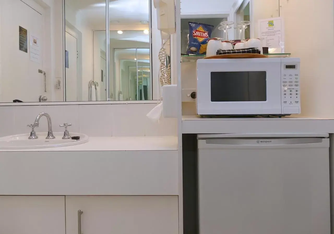 Bathroom, Kitchen/Kitchenette in Ballina Byron Islander Resort and Conference Centre