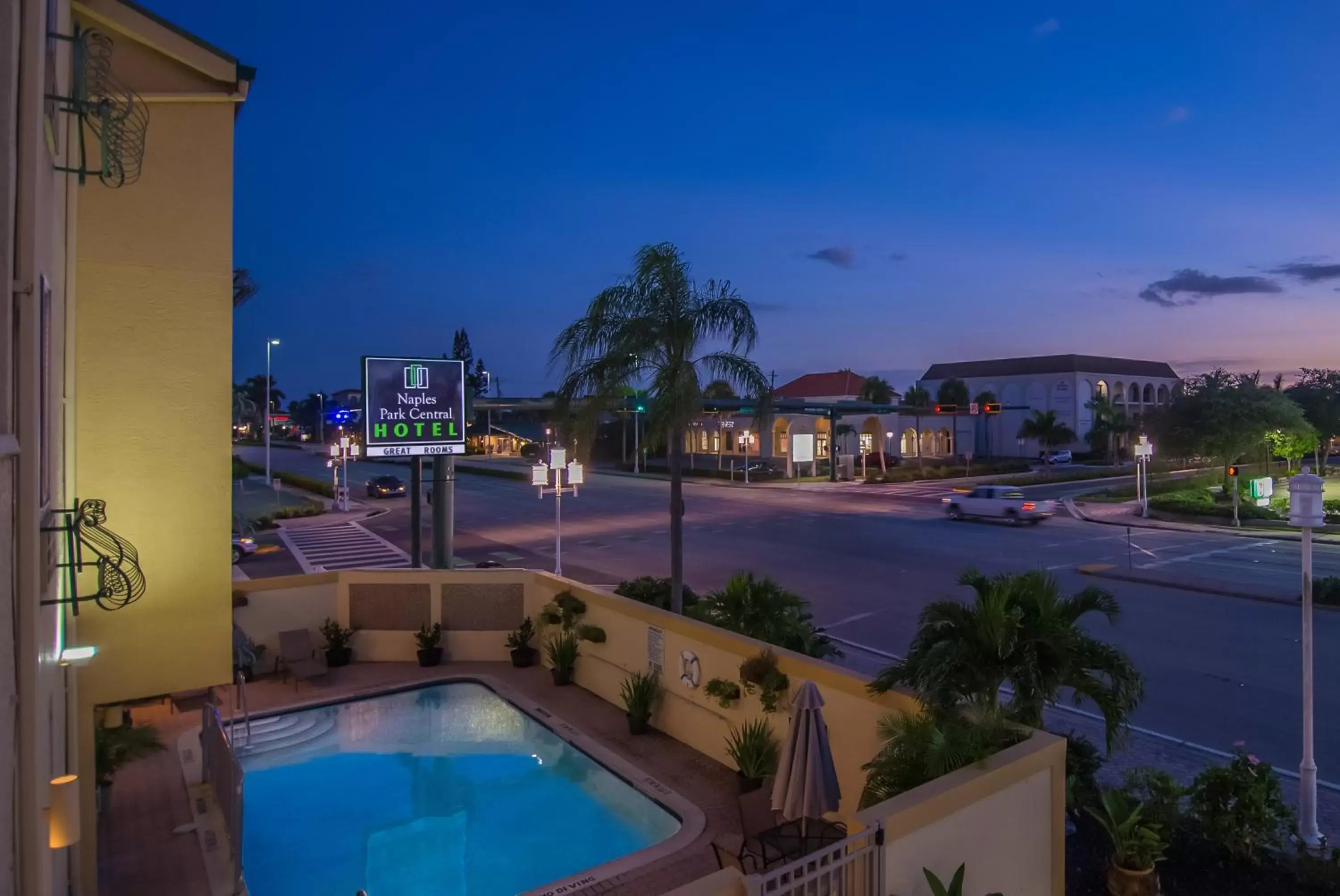 Sunset, Swimming Pool in Naples Park Central Hotel