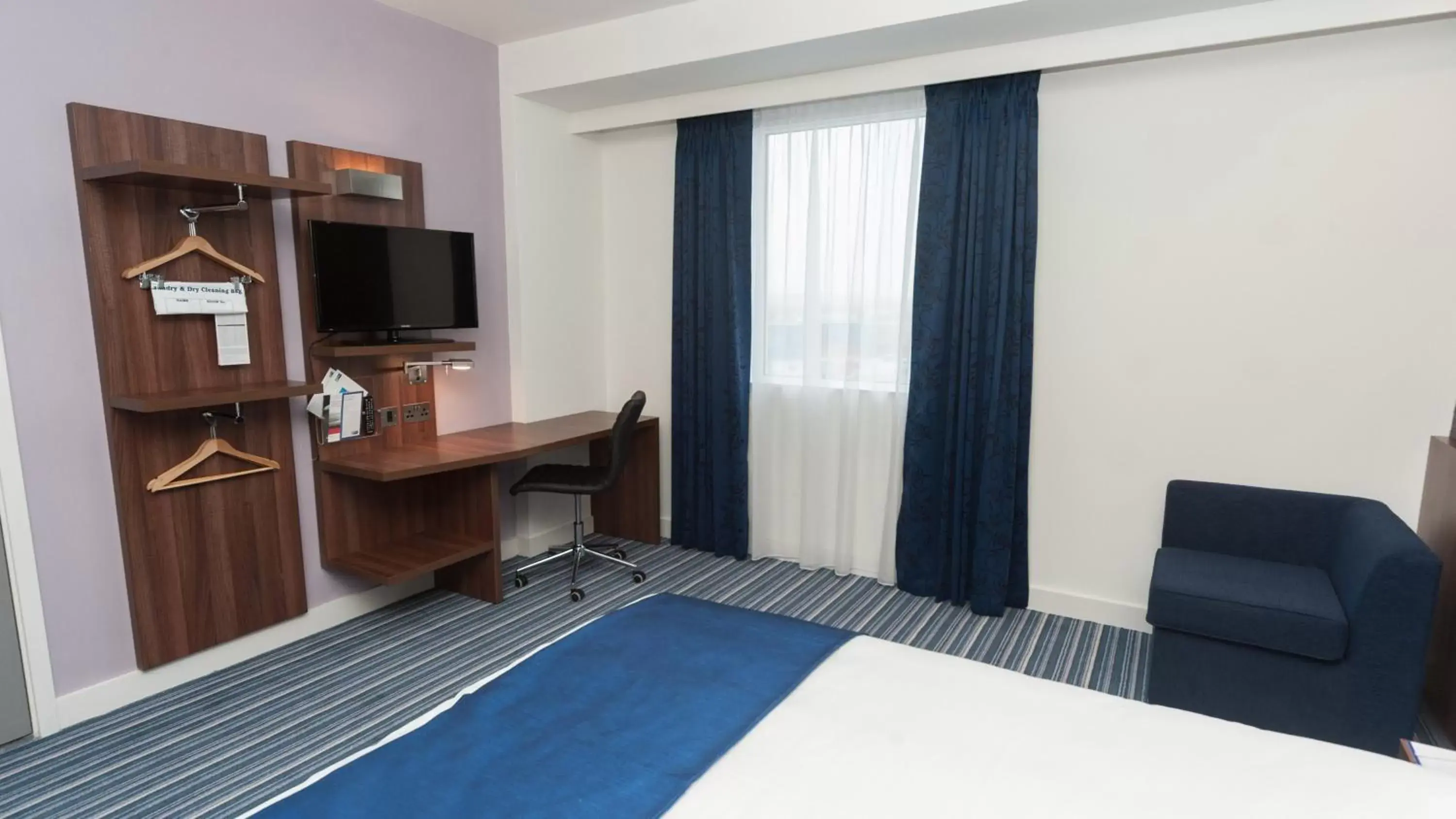 Photo of the whole room, Bed in Holiday Inn Express Aberdeen Airport, an IHG Hotel