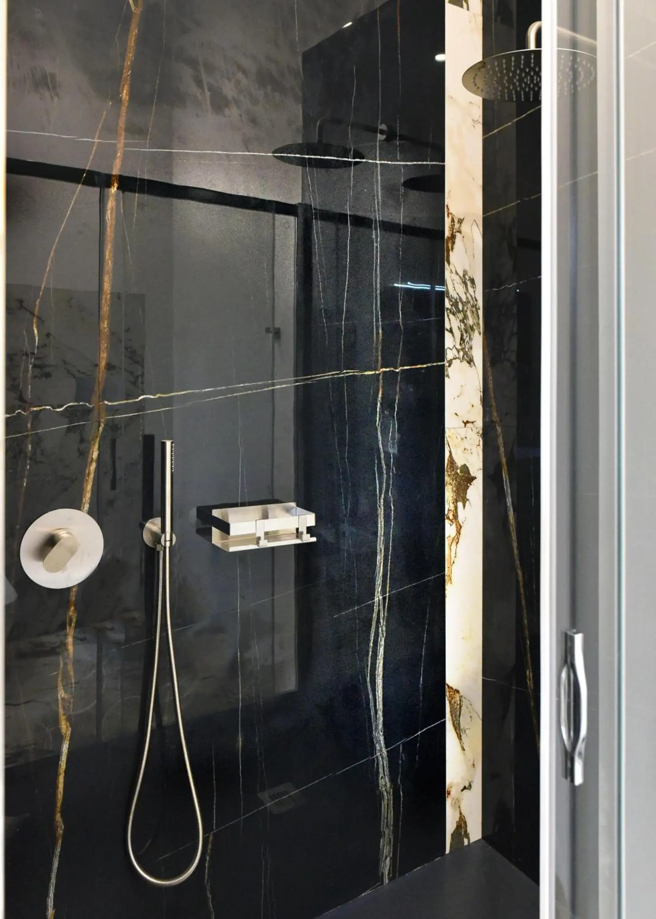 Shower, Bathroom in Hotel Exclusive