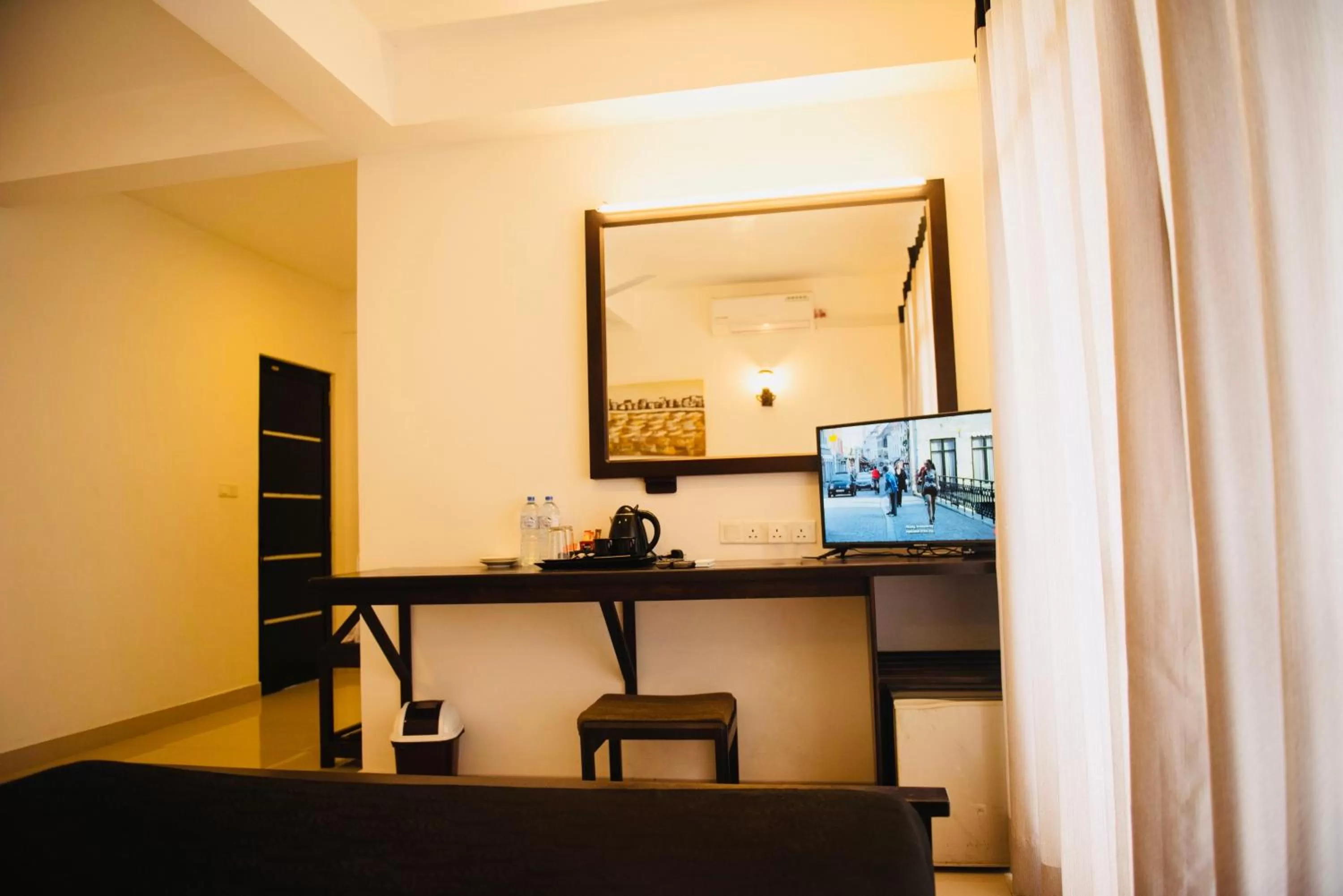 TV and multimedia in 49 Ella