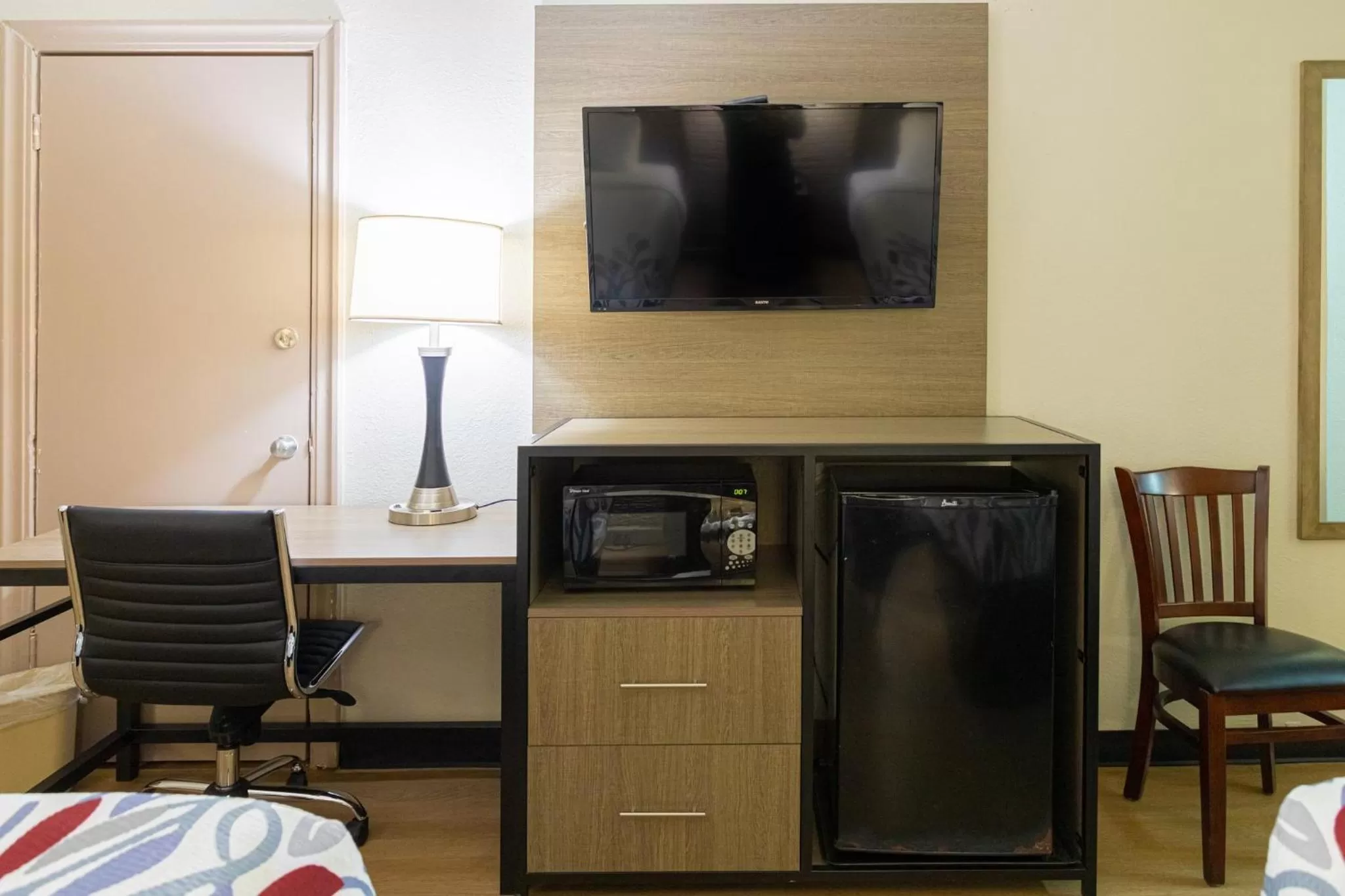 Food and drinks, Bed in Red Roof Inn Savannah - Richmond Hill I-95